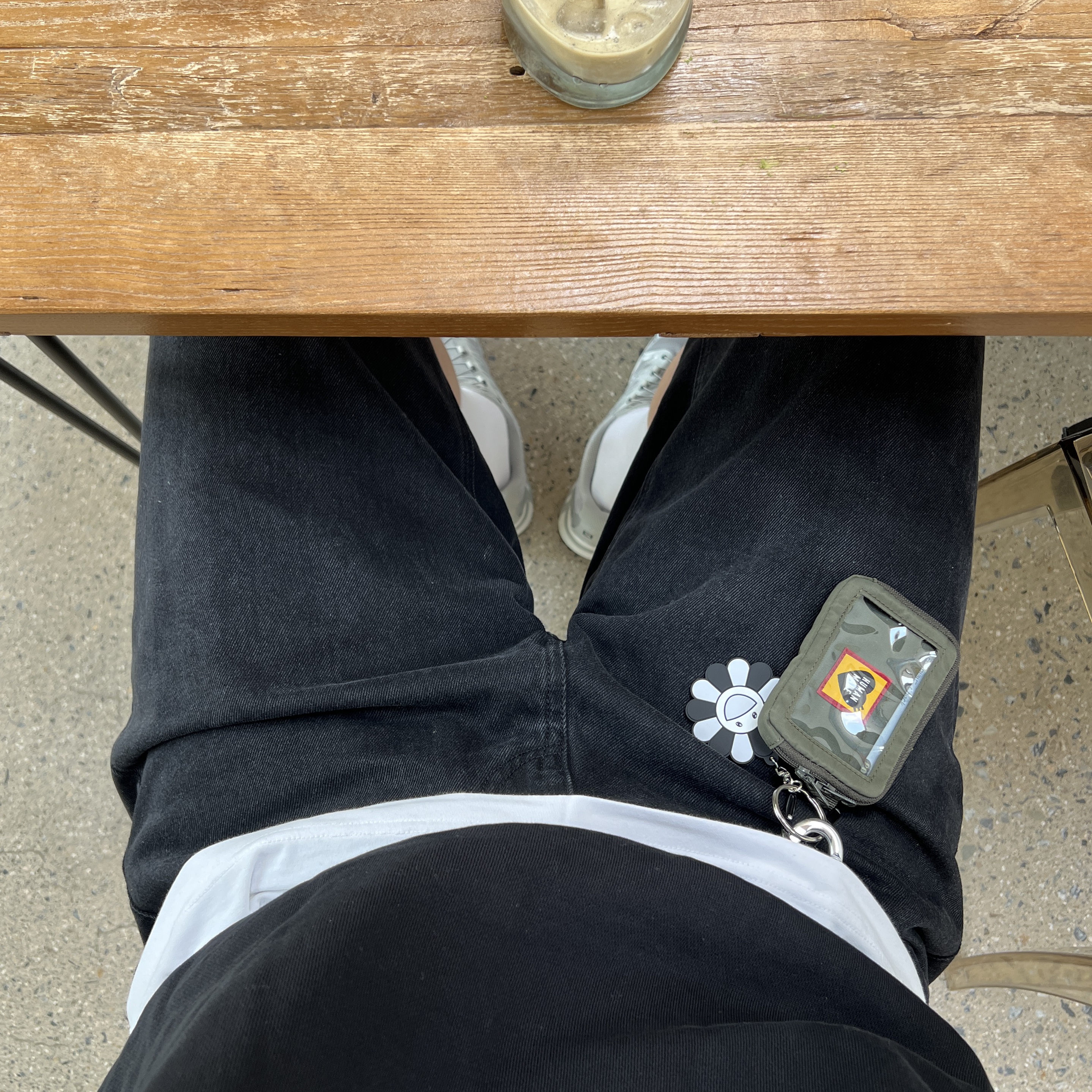 Kaikai Kiki Flower Rubber Keyring Gray Black, Human Made Carabiner 70mm Silver 착용 스타일