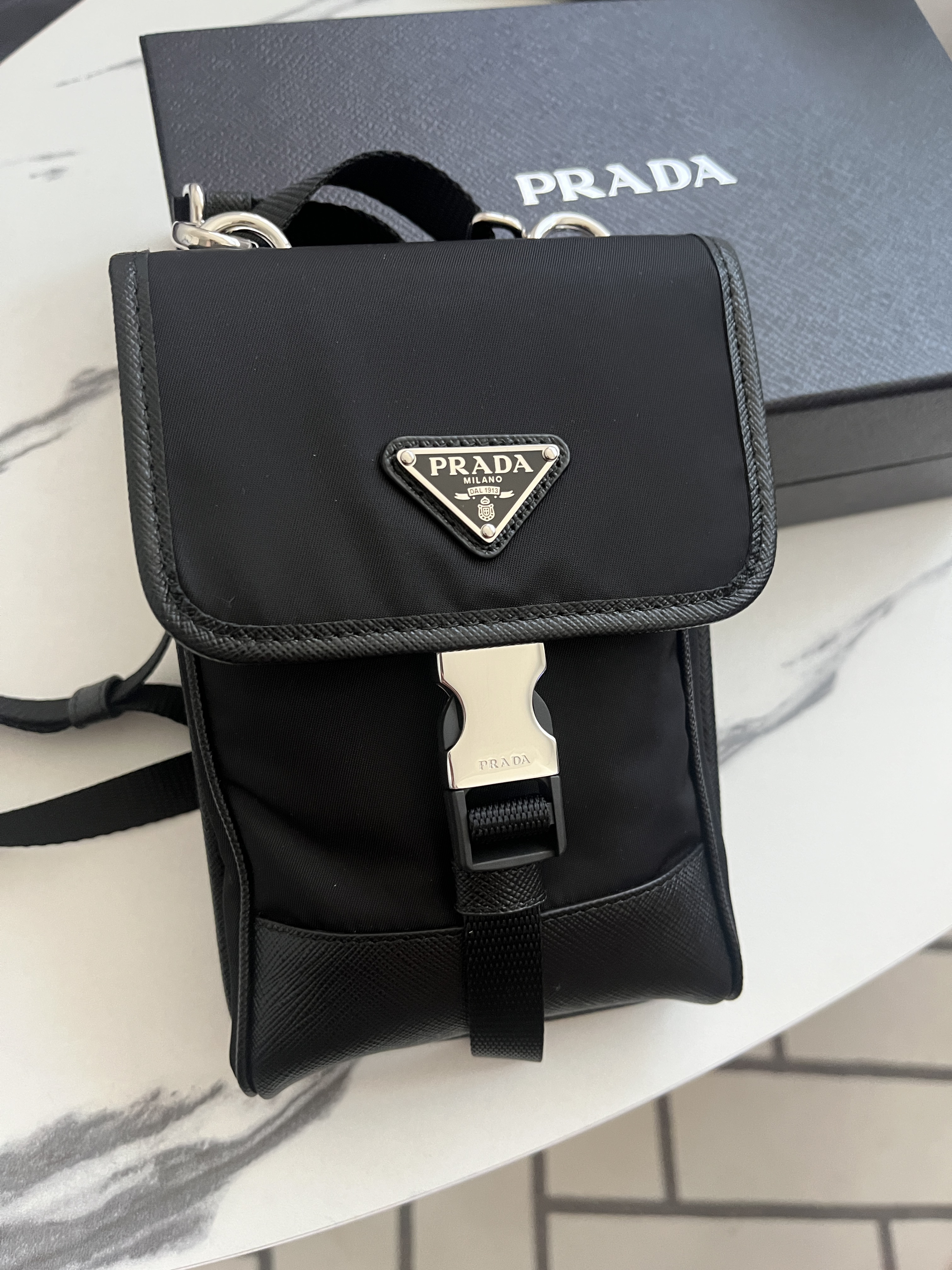 Prada Re-Nylon and Saffiano Leather Smartphone Case Black 착용 스타일 - 2