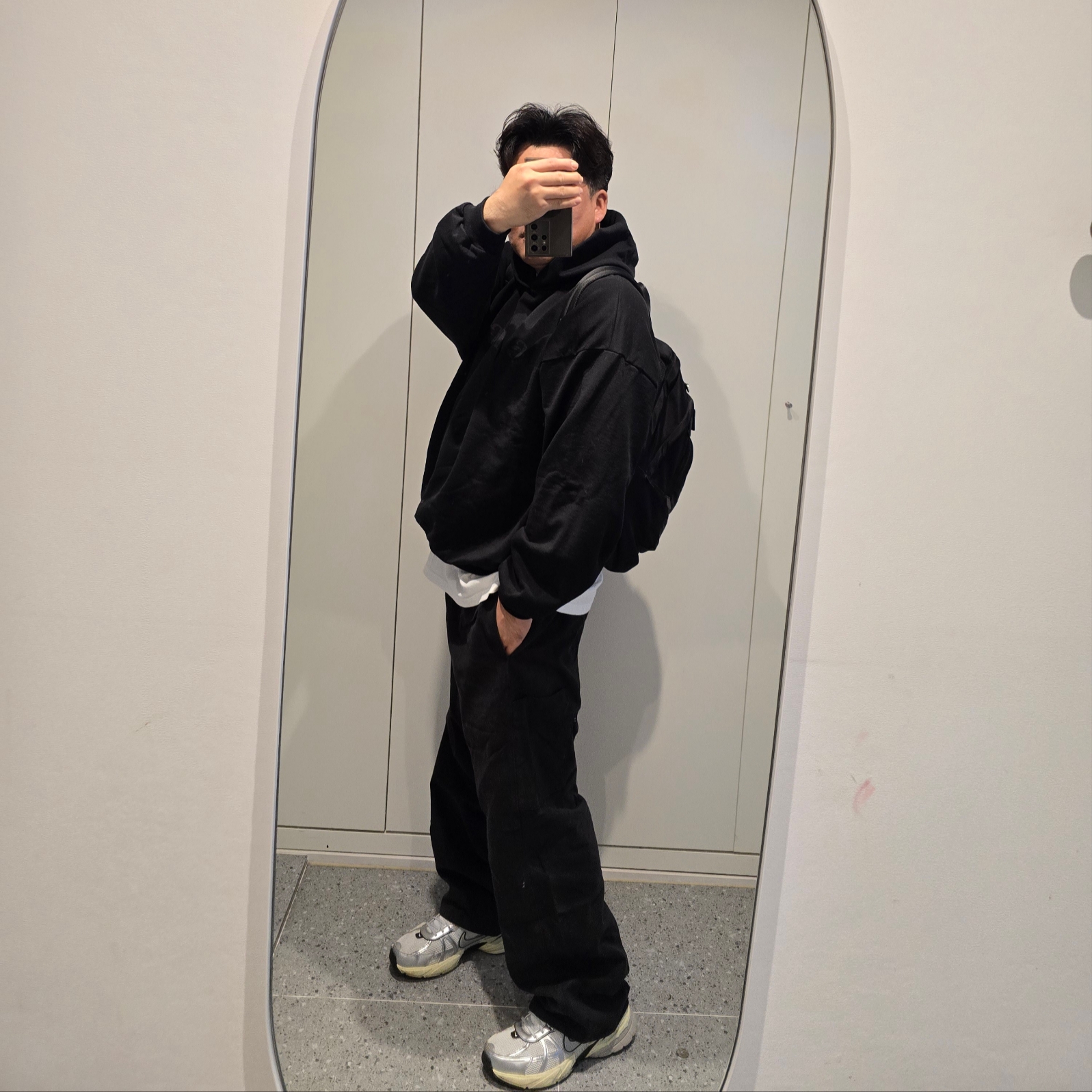 Yeezy Gap Engineered By Balenciaga Sateen Cargo Pants Black, Yeezy x Gosha Rubchinskiy YZY Black Dogs Hoodie Black 착용 스타일 - 1