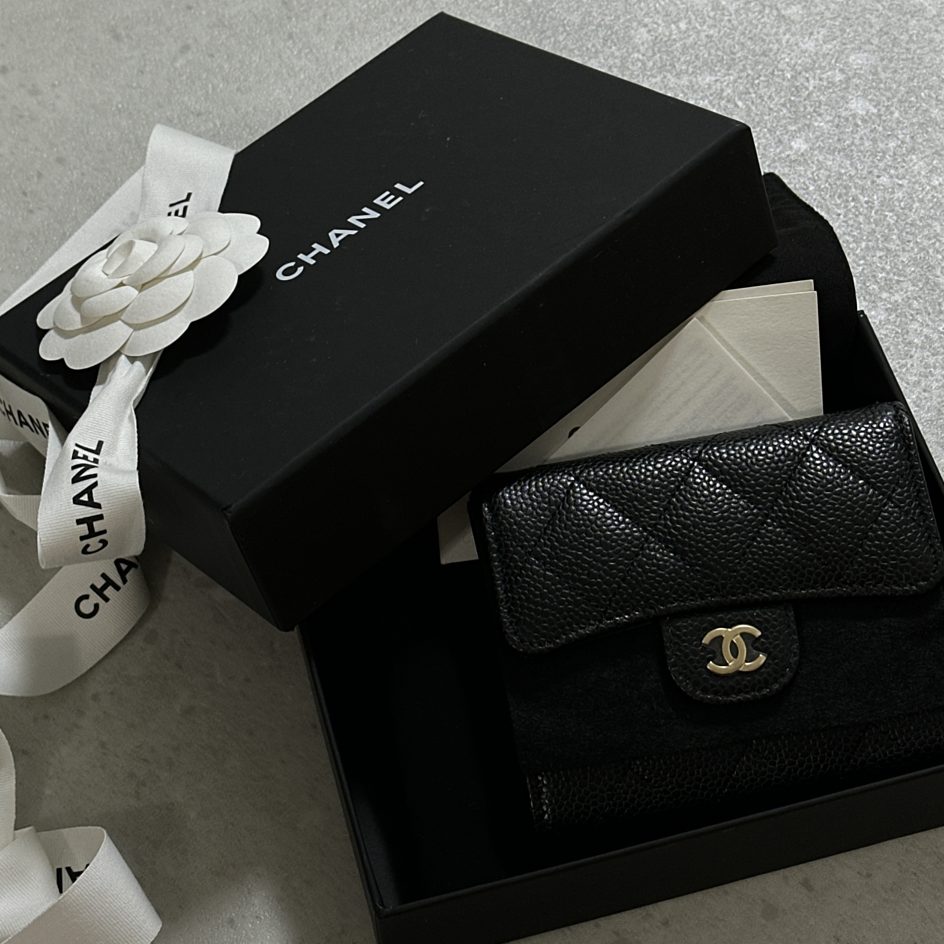 Chanel Small Classic Flap Wallet Grained Calfskin & Gold Black 착용 스타일