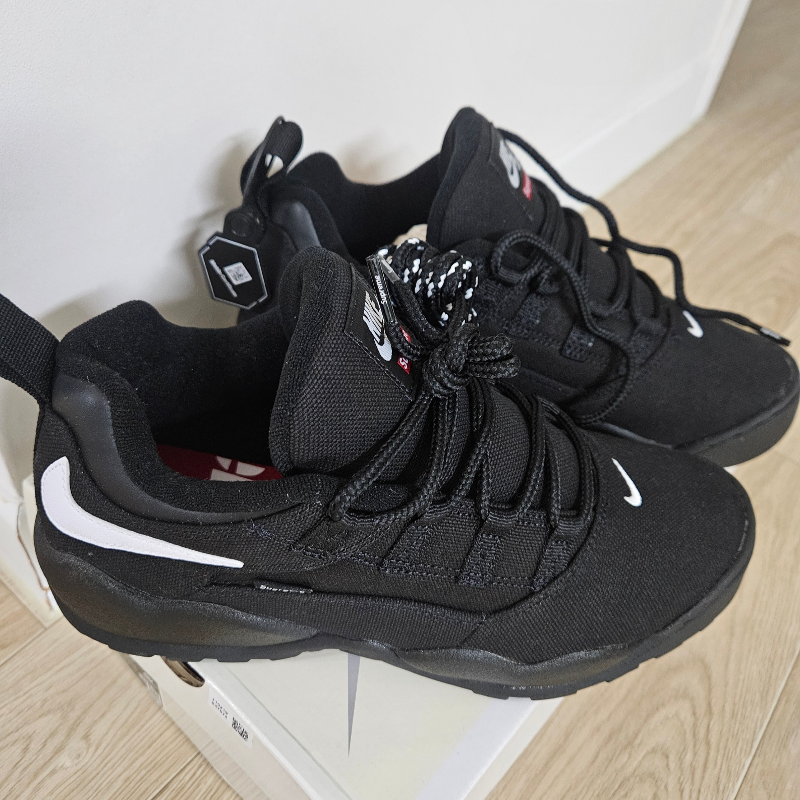 Nike x Supreme SB Darwin Low Black 착용 스타일 - 1