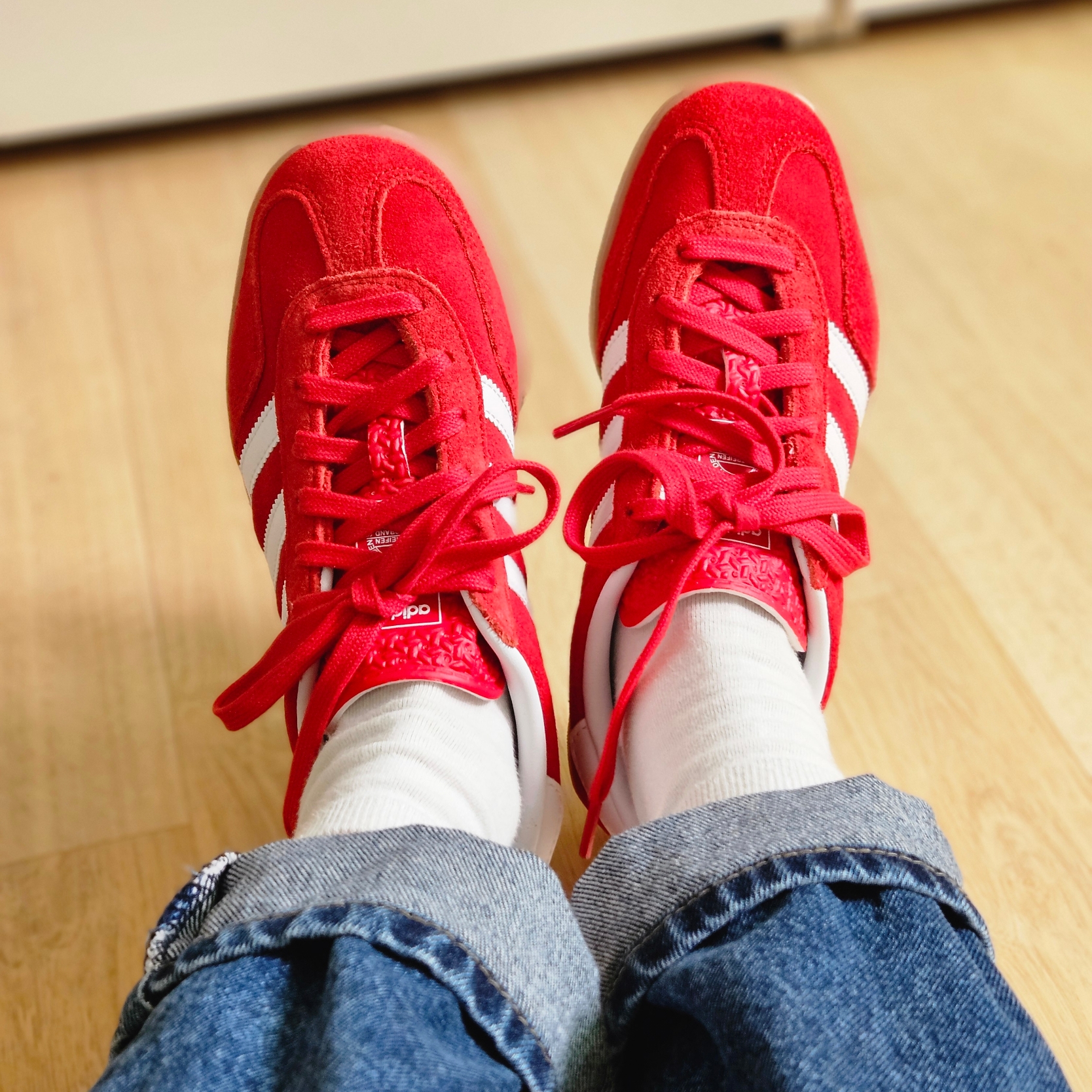 Adidas Gazelle Indoor Better Scarlet Cloud White 착용 스타일 - 1