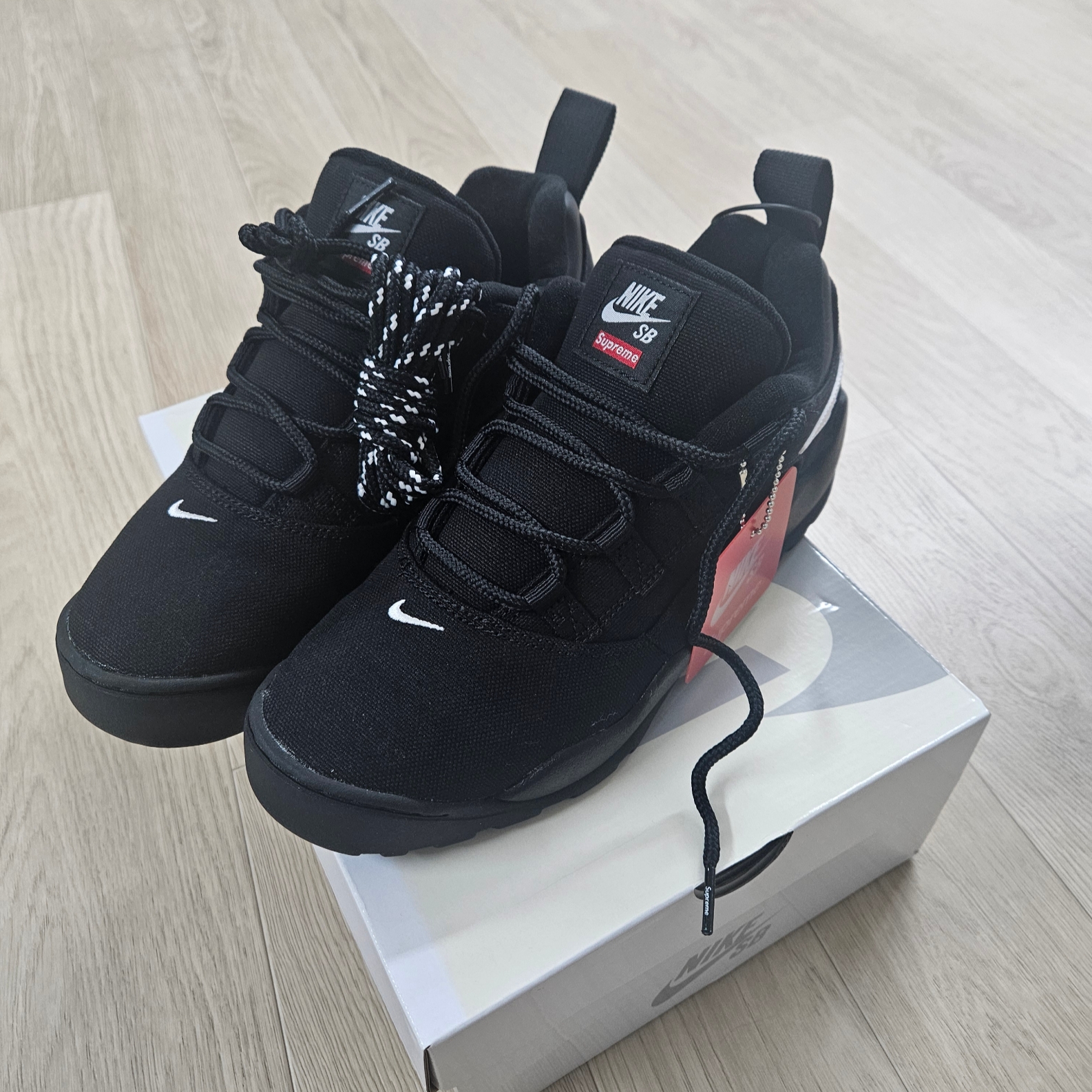 Nike x Supreme SB Darwin Low Black 착용 스타일 - 2
