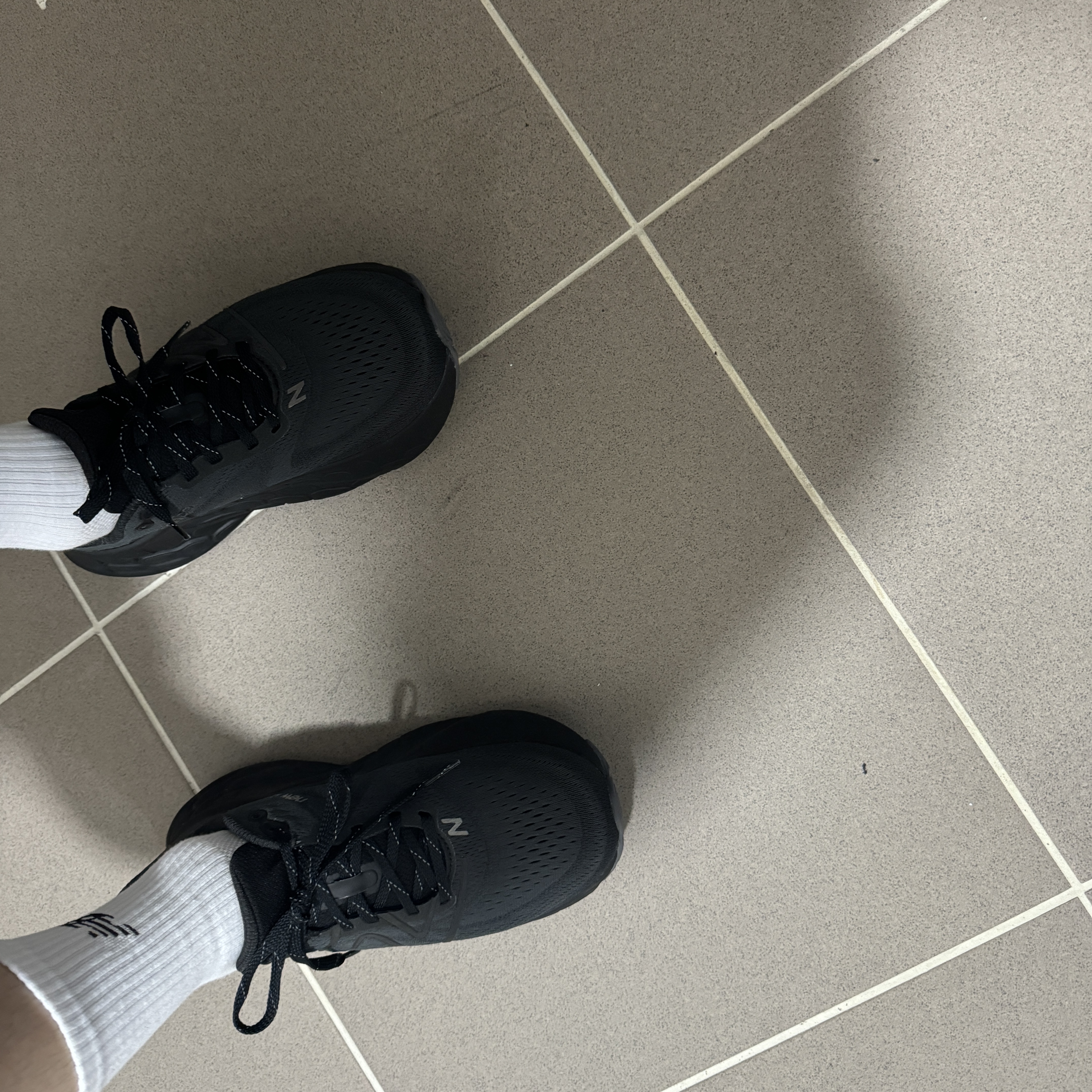 (W) New Balance Fresh Foam X More v4 Triple Black - D Wide 착용 스타일