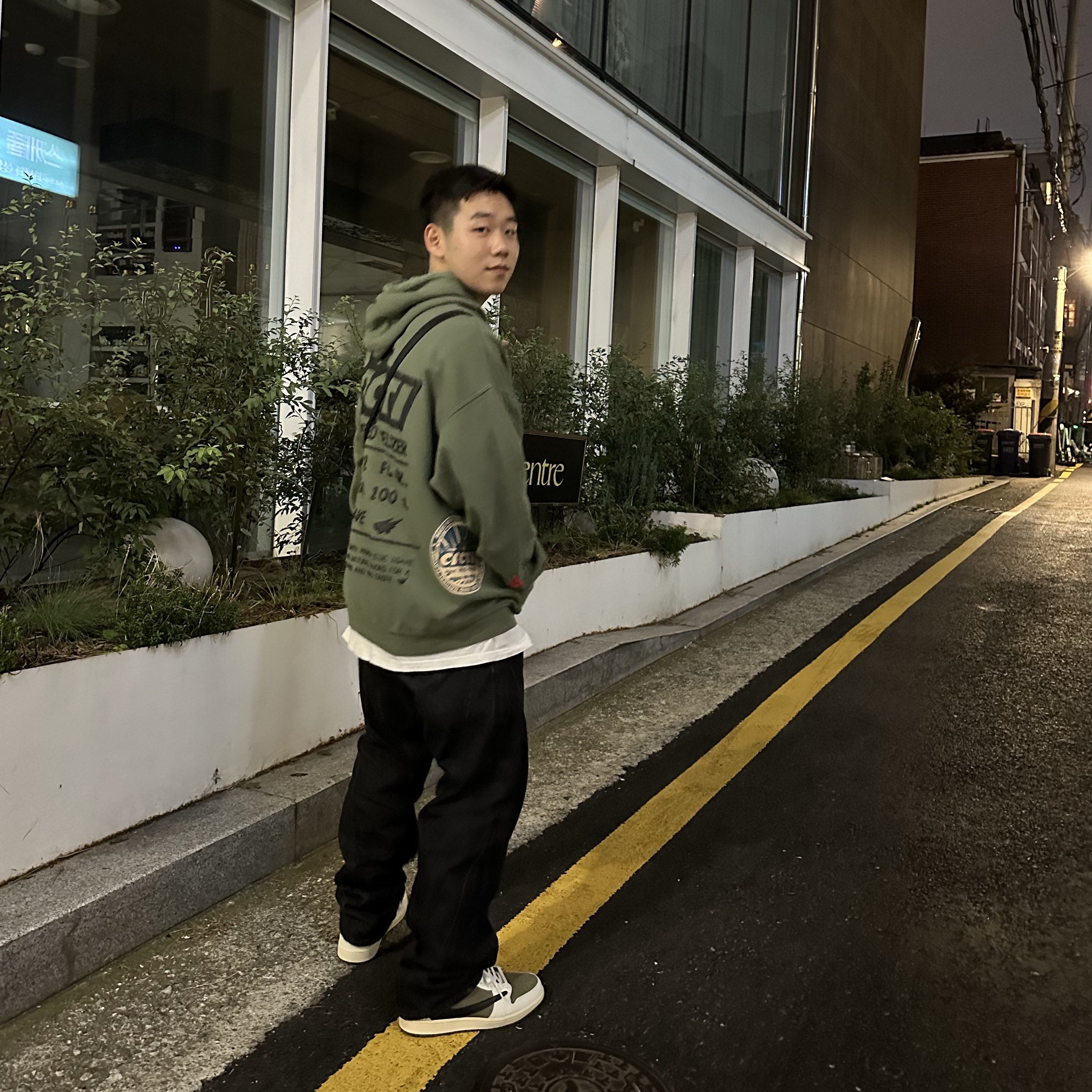 Jordan 1 x Travis Scott Retro Low OG SP Reverse Olive 착용 스타일