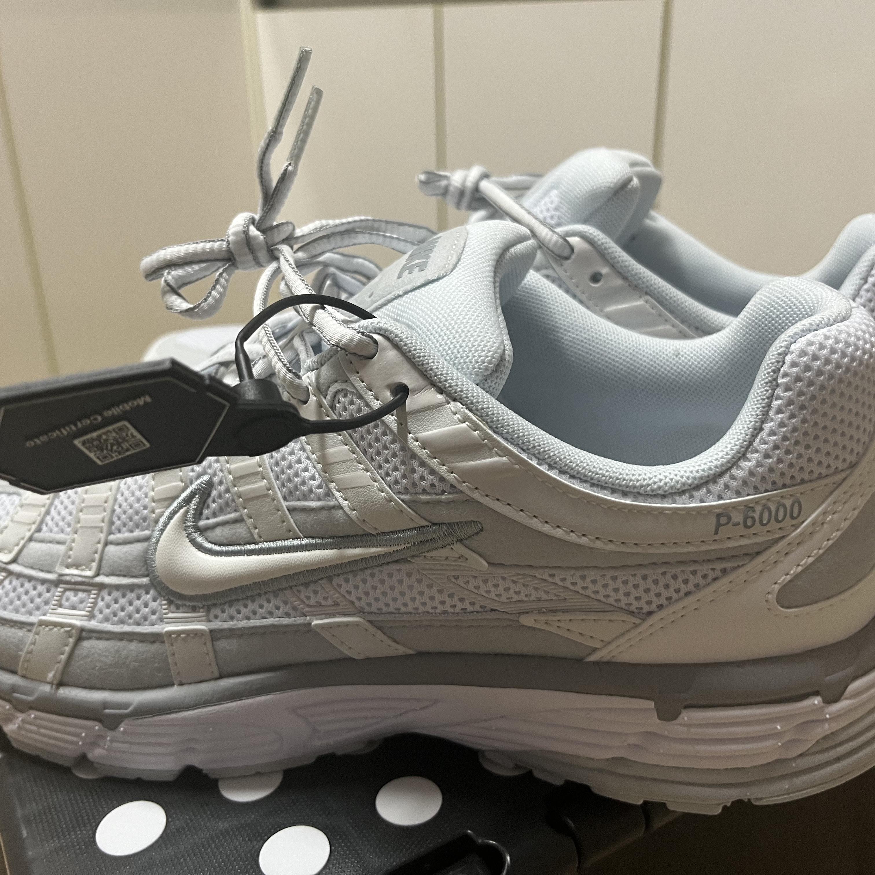 (W) Nike P-6000 Metallic Summit White 착용 스타일 - 3