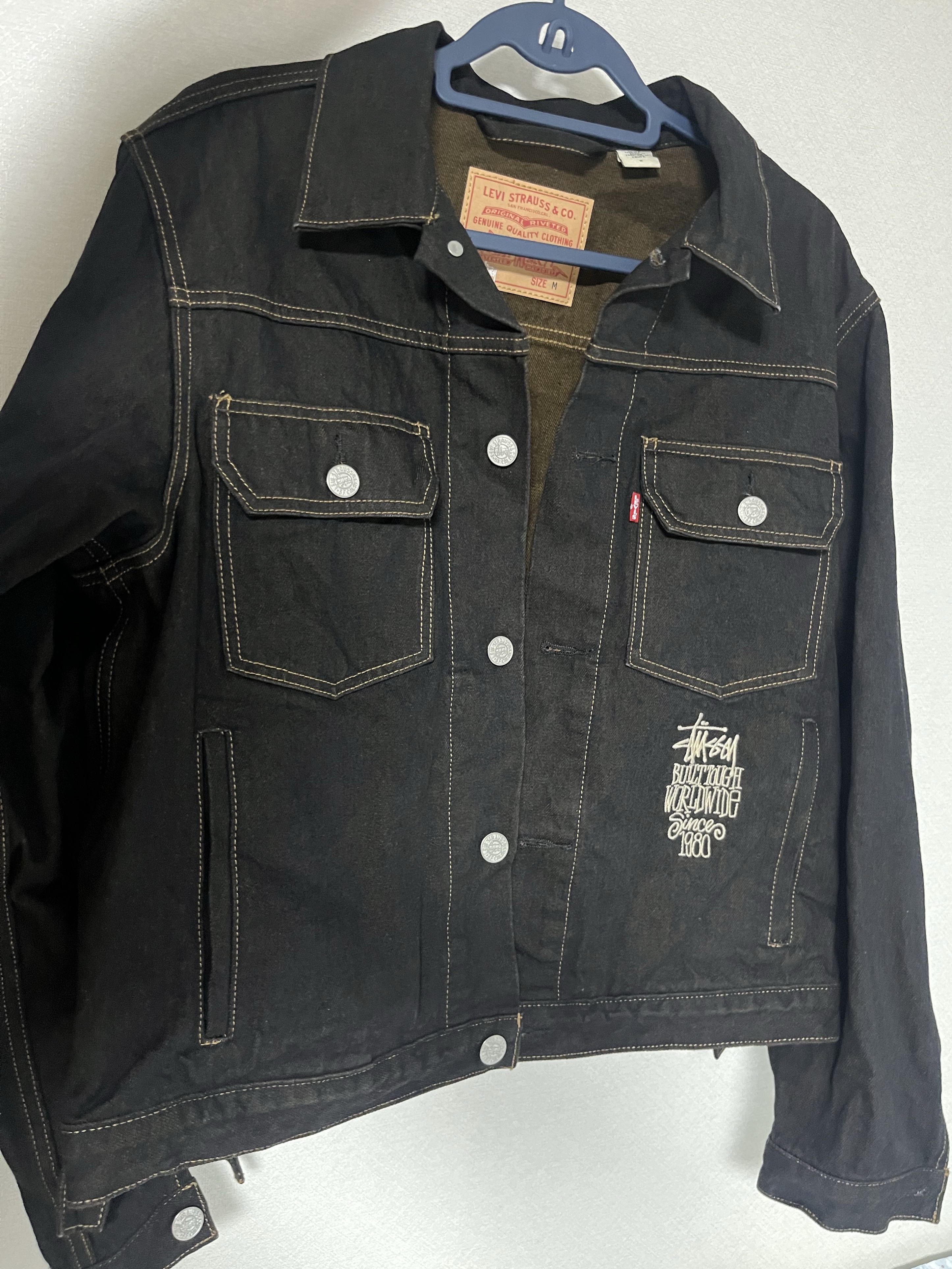 Stussy x Levi's Crispy Rinse Trucker Jacket Black 착용 스타일