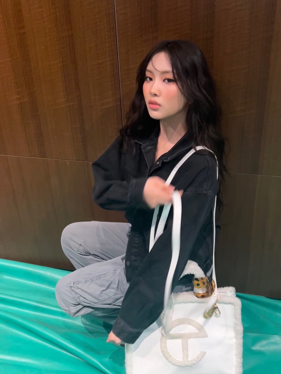 Telfar x UGG Medium Shopper Crinkle White, (W) Louis Vuitton LV Record Loafer Black 착용 스타일 - 3