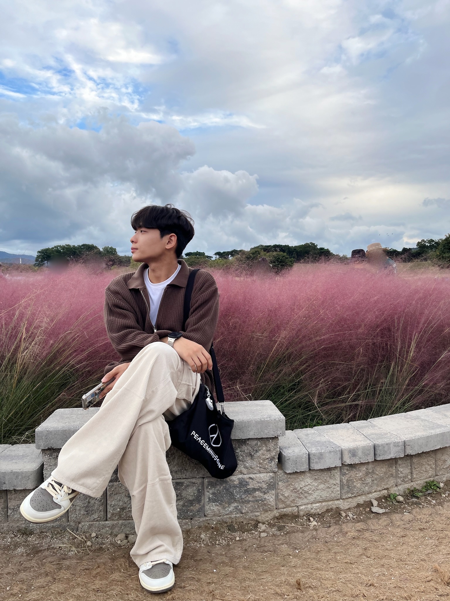 Jordan 1 x Travis Scott Retro Low OG SP Sail and Ridgerock, Apple Watch Series 10 46mm GPS Jet Black Aluminium Case with Solo Loop Black (Korean Ver.) 착용 스타일
