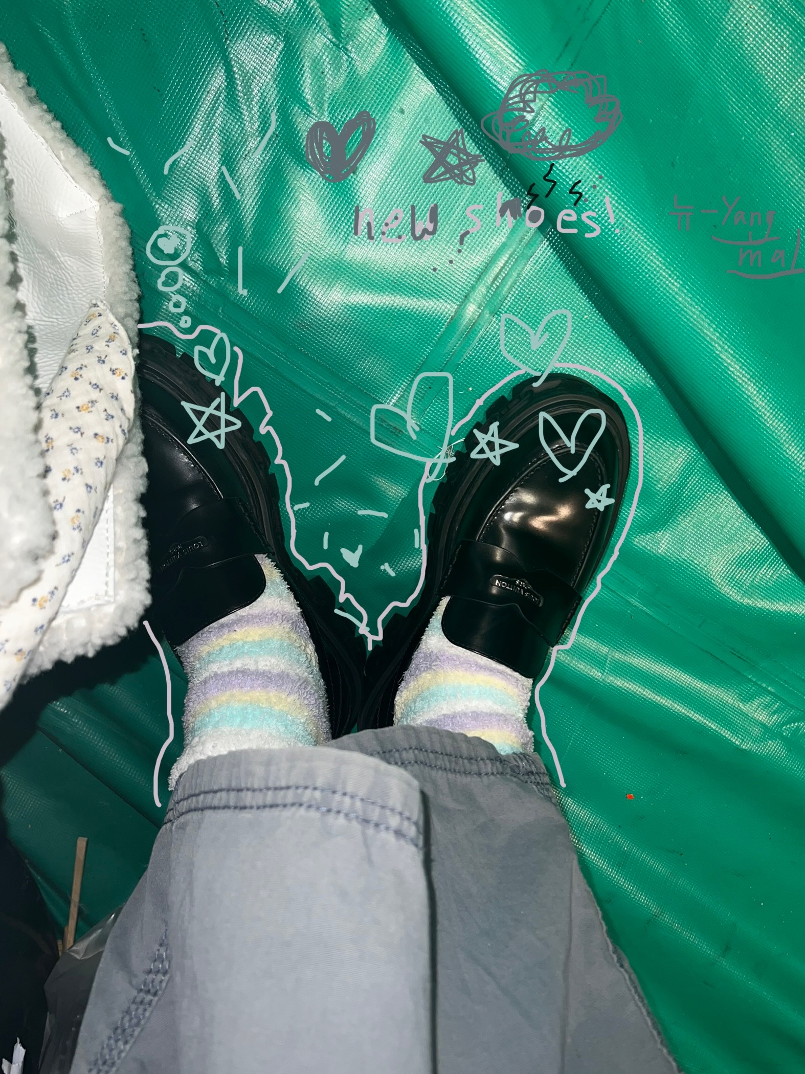 Telfar x UGG Medium Shopper Crinkle White, (W) Louis Vuitton LV Record Loafer Black 착용 스타일 - 6