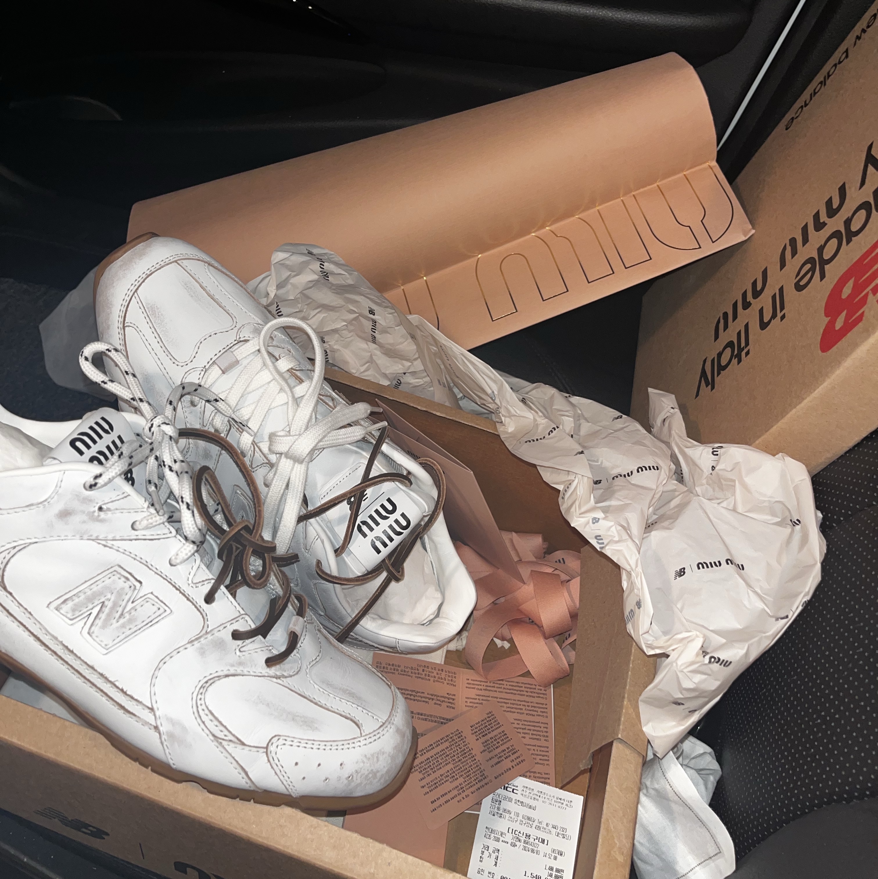 (W) New Balance x Miu Miu 530 SL Leather Sneakers White 착용 스타일 - 2