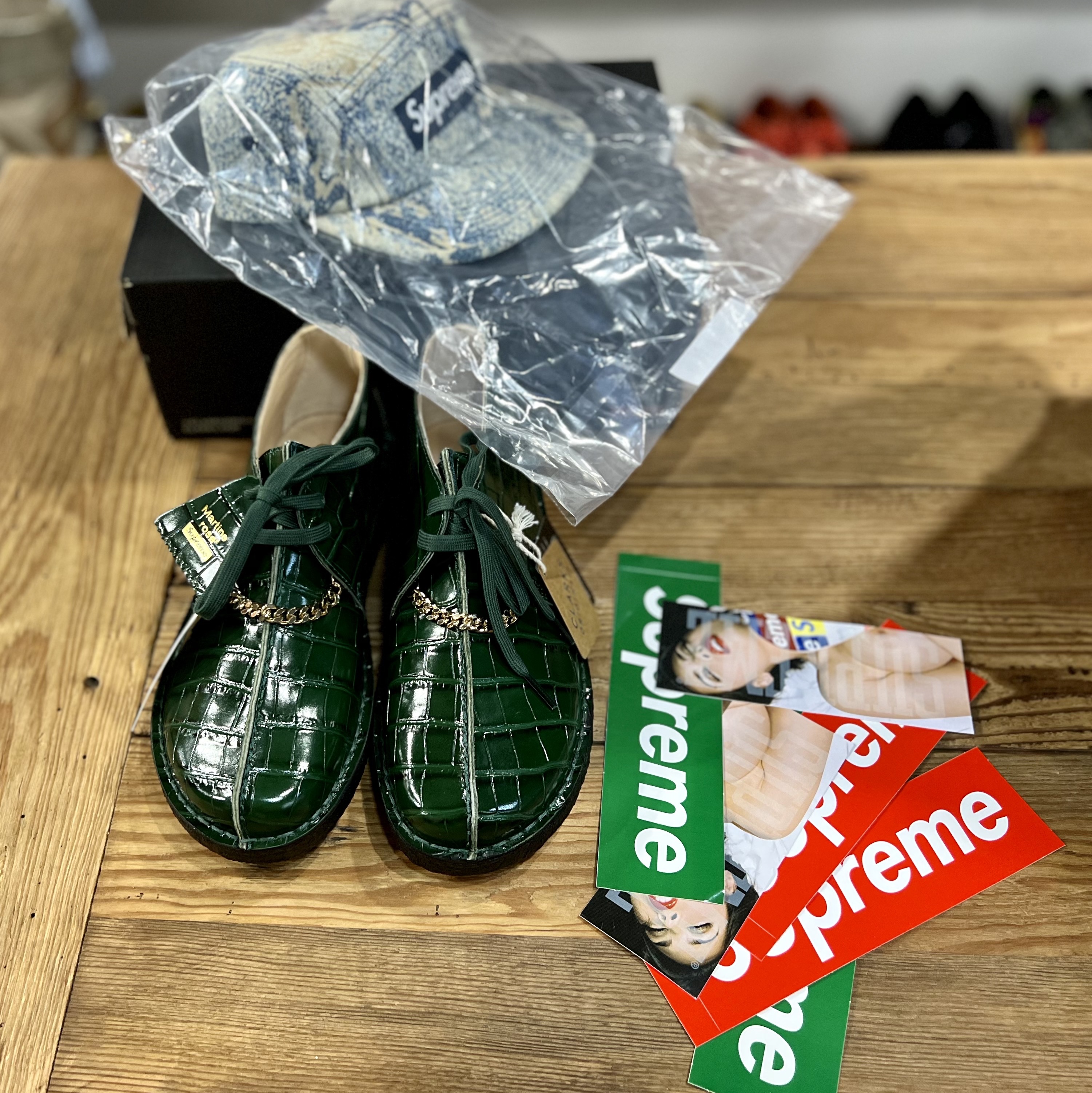 Clarks x Supreme x Martine Rose Desert Trek Green - 24FW, Supreme Denim Camp Cap Snake - 24FW 착용 스타일
