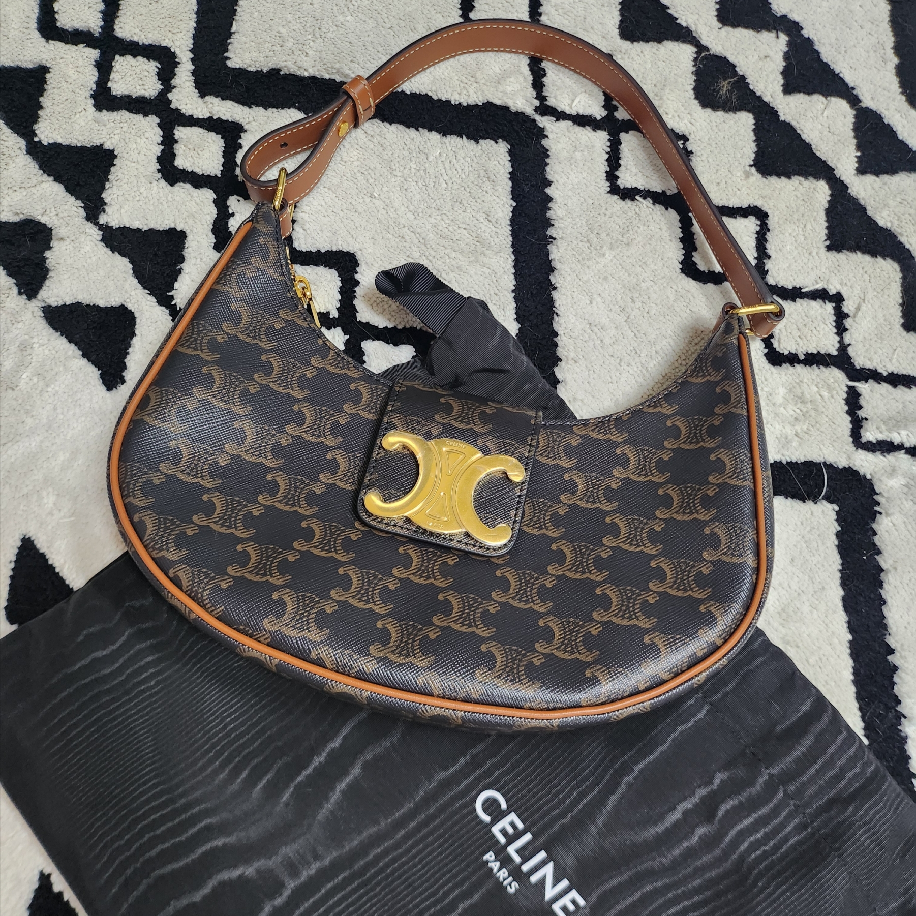 Celine Medium Ava Triomphe Bag in Triomphe Canvas Calfskin Tan 착용 스타일