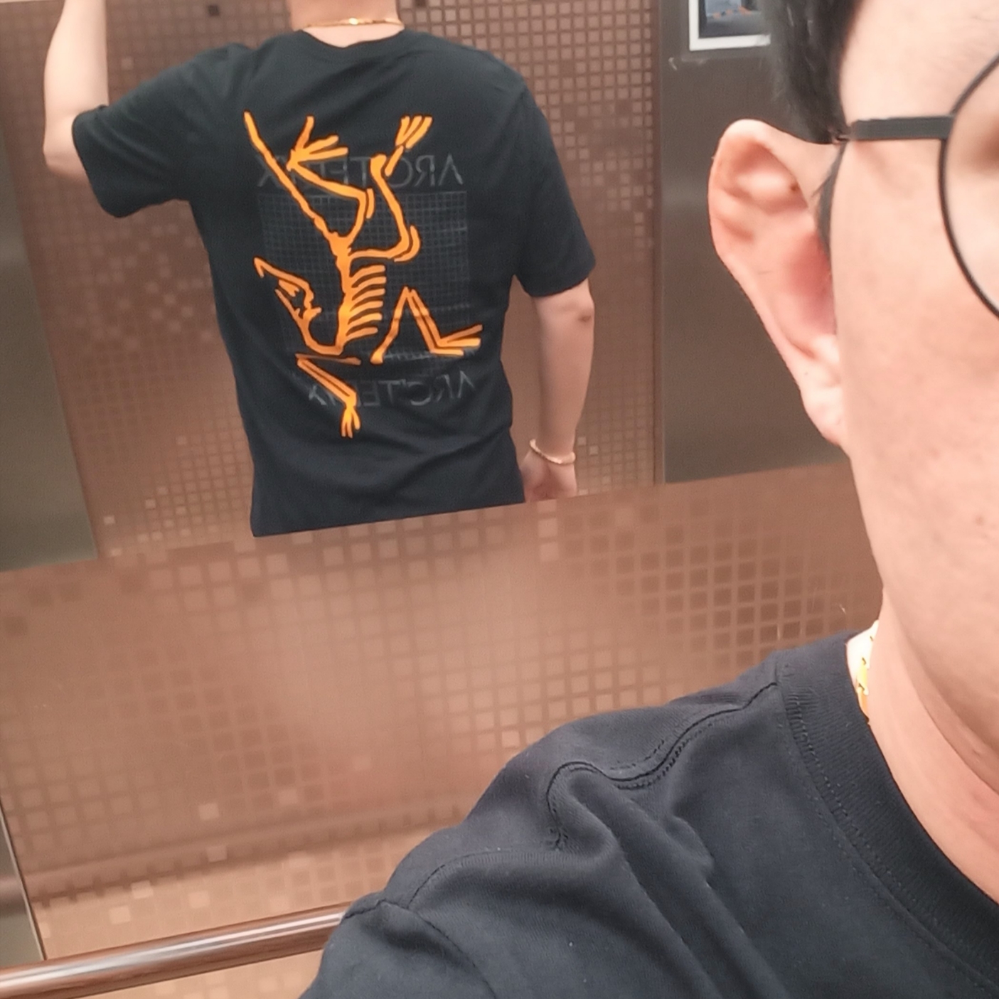 Arc'teryx Arc'Multi Bird Logo SS T-Shirt Black, Salomon RX Slide 3.0 Black Plum Kitten 착용 스타일 - 5