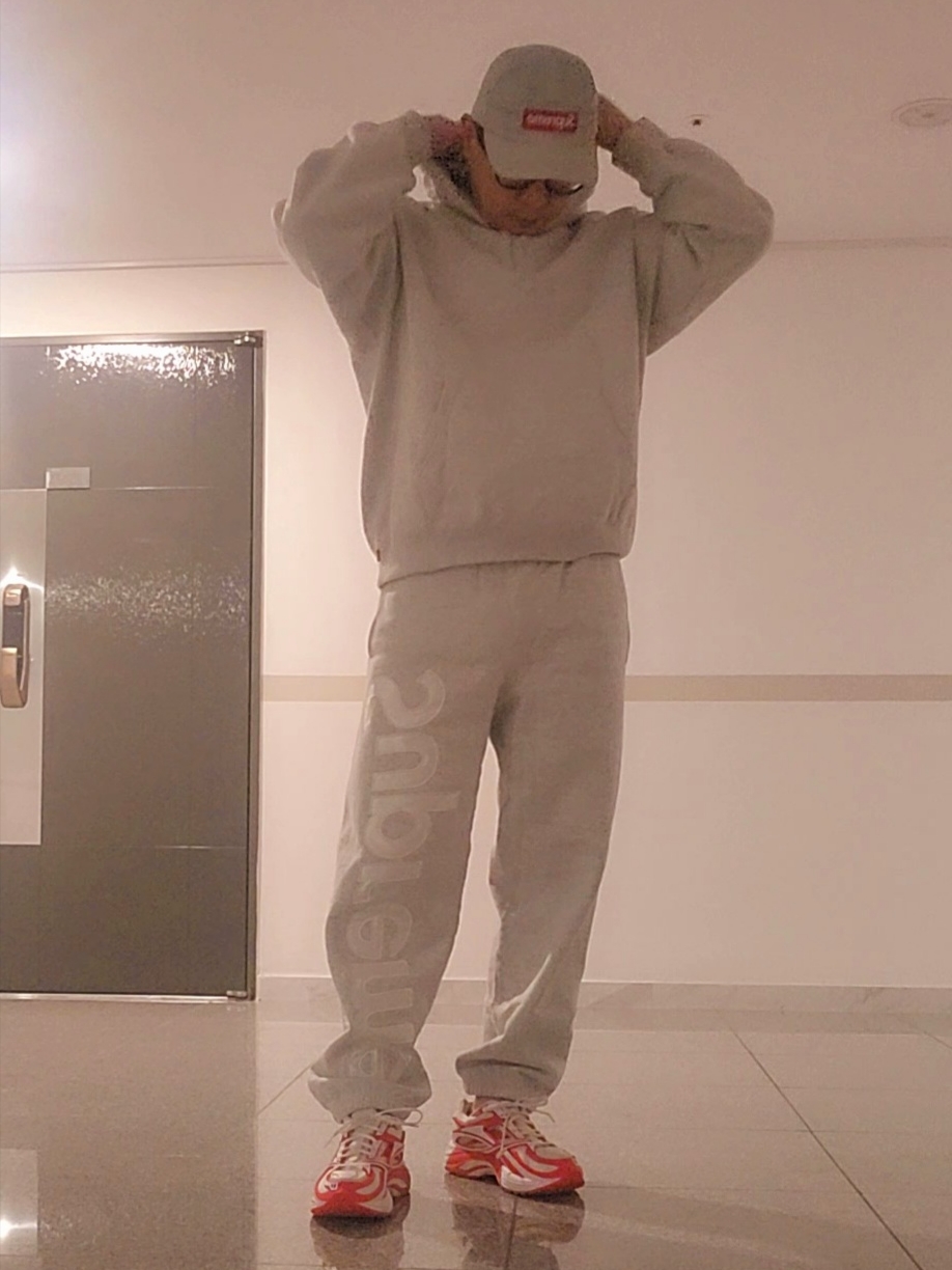 Supreme Satin Applique Hooded Sweatshirt Ash Grey - 23FW, Supreme Satin Applique Sweatpants Ash Grey - 23FW 착용 스타일 - 3