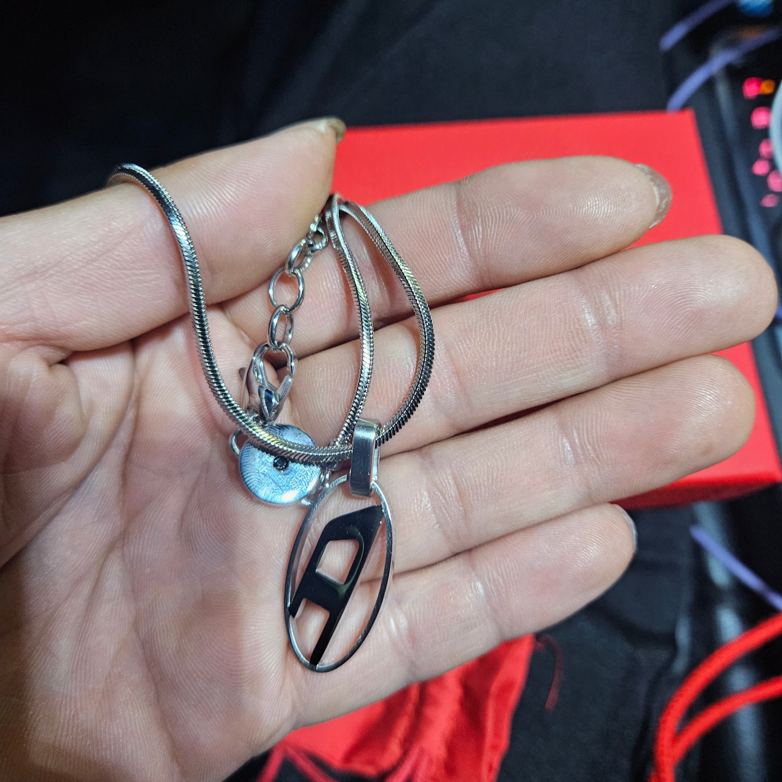 Diesel Dx1342 Stainless Steel Pendant Necklace Silver 착용 스타일 - 2
