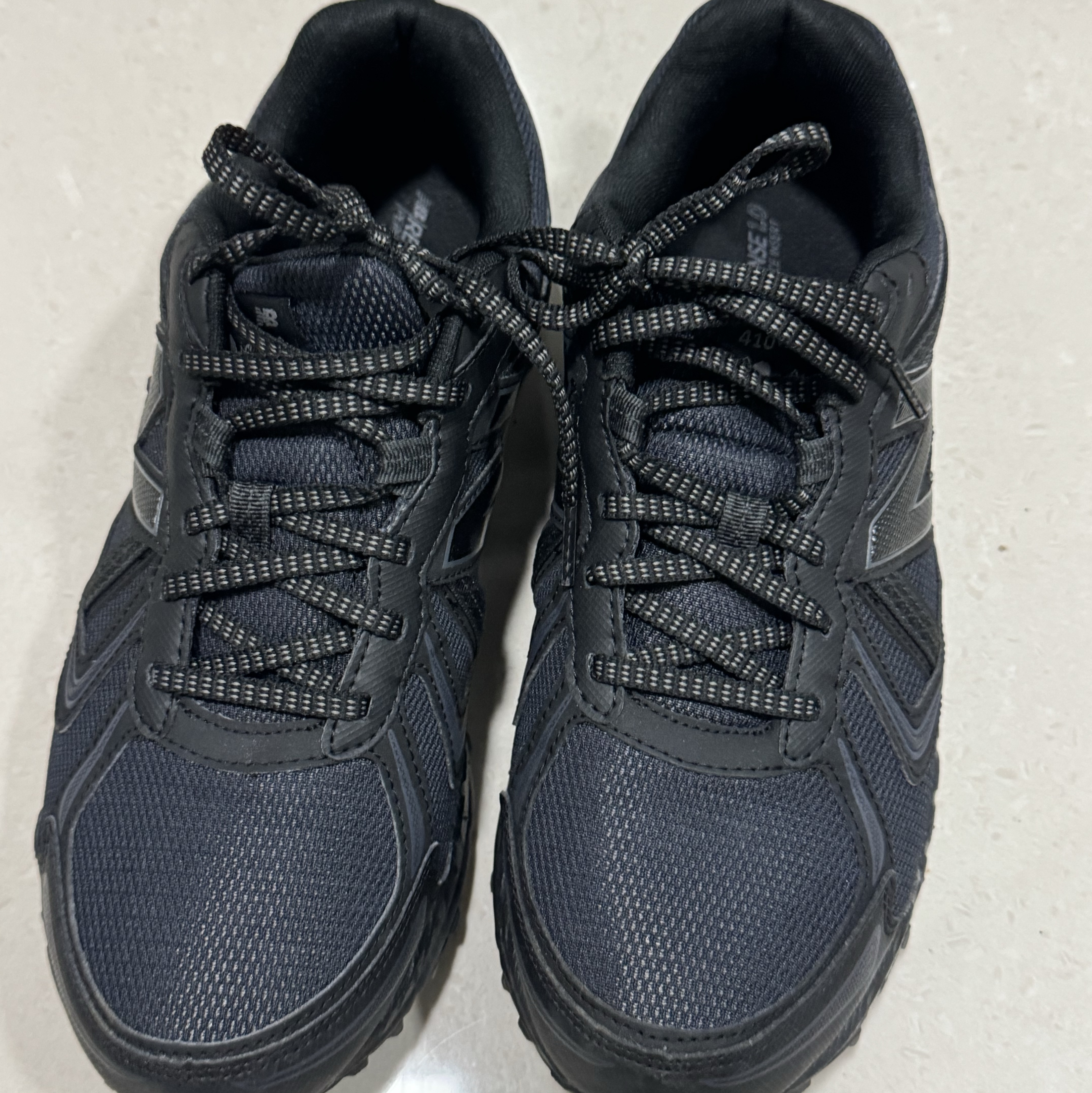New Balance 410v5 Black - 2E Wide 착용 스타일
