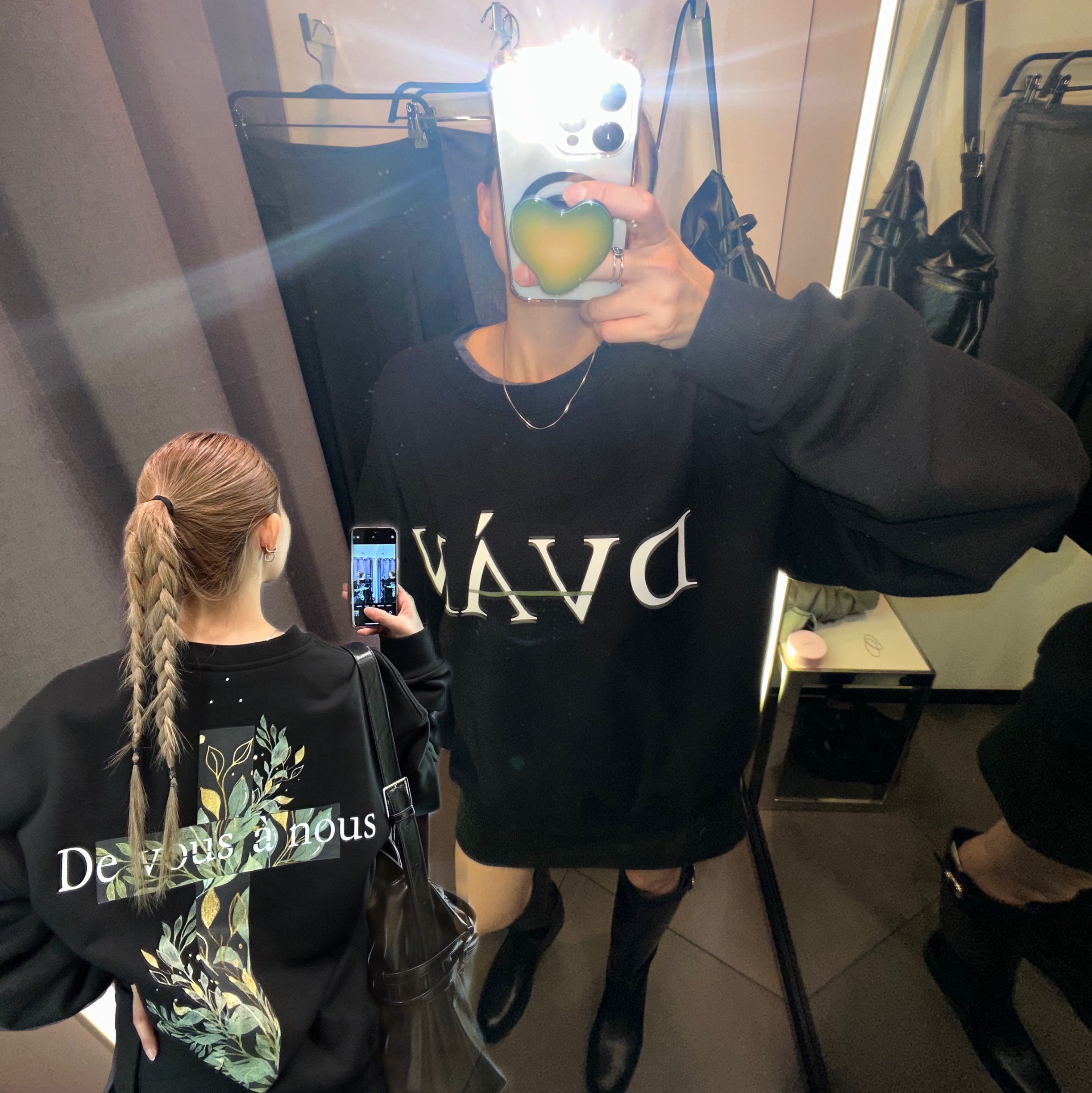 DVAN A Vine Flower Sweatshirt Black 착용 스타일 - 2