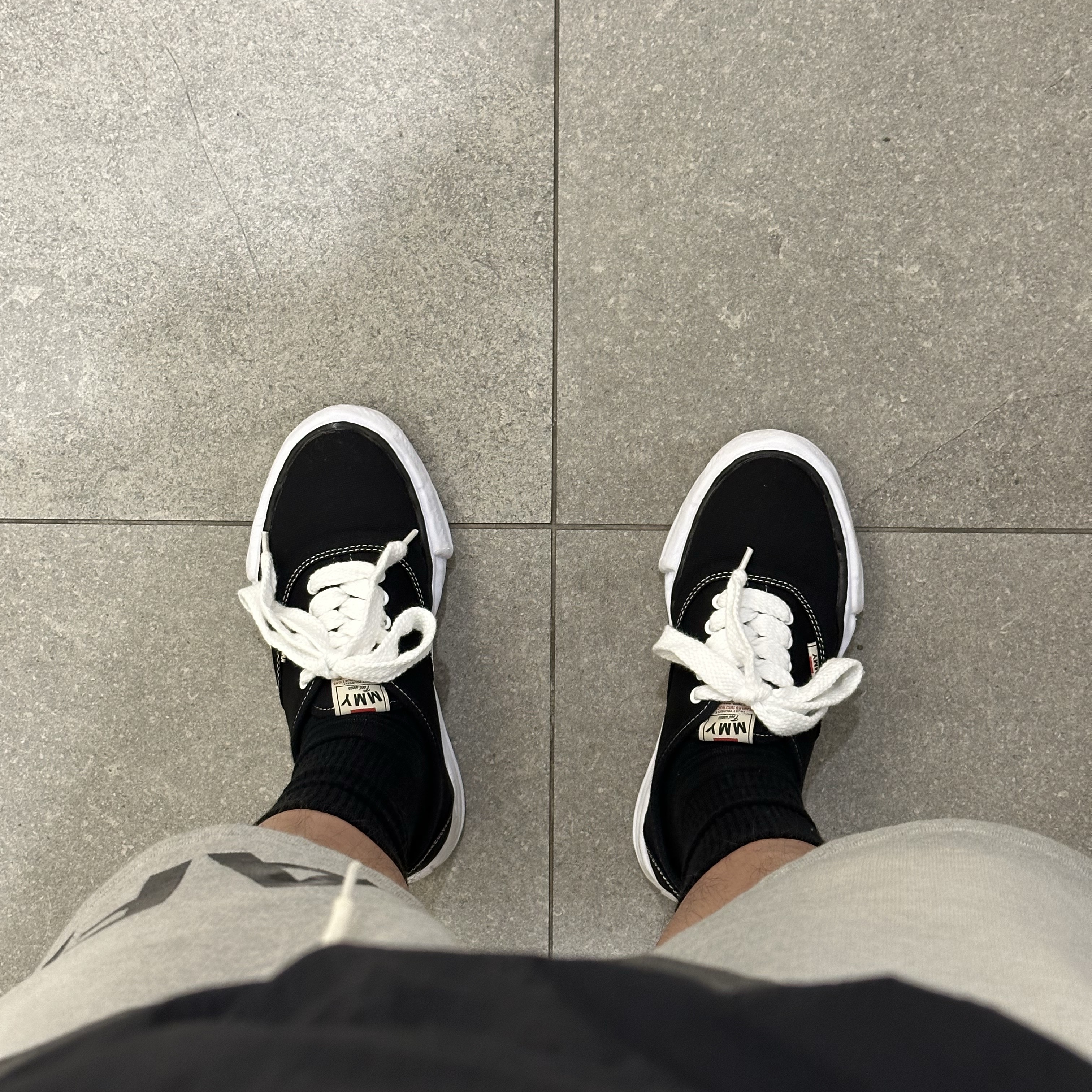 Maison Mihara Yasuhiro Baker OG Sole Canvas Low Cut Sneakers Black 착용 스타일 - 1