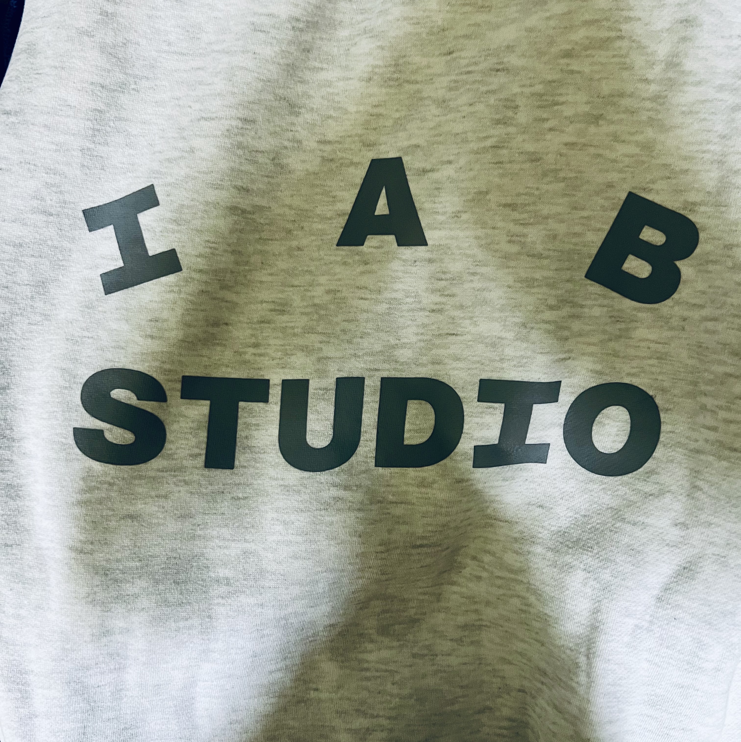 IAB Studio Hoodie Light Gray 착용 스타일