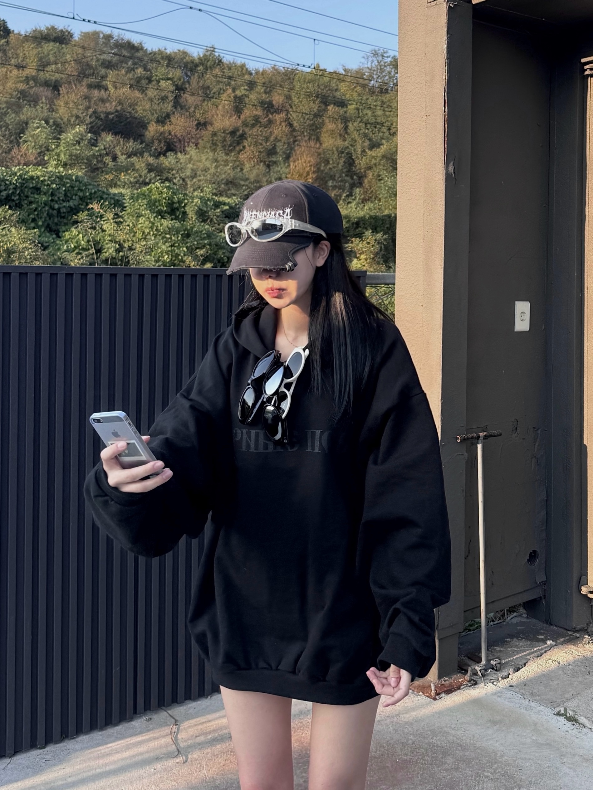 Yeezy x Gosha Rubchinskiy YZY Black Dogs Hoodie Black, Balenciaga DIY Metal Outline Cap in Black 착용 스타일