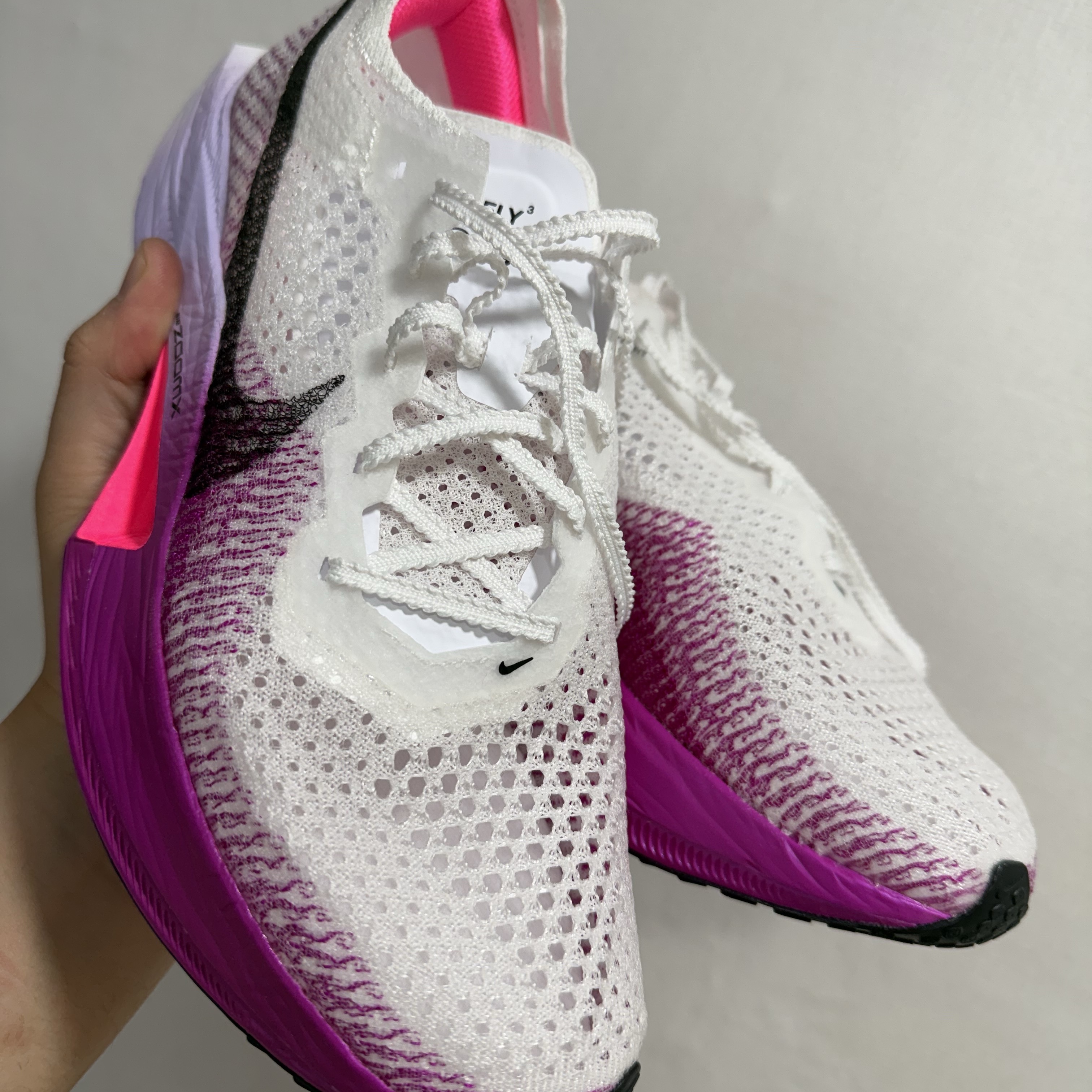 Nike ZoomX Vaporfly Next% 3 White Vivid Purple 착용 스타일 - 2