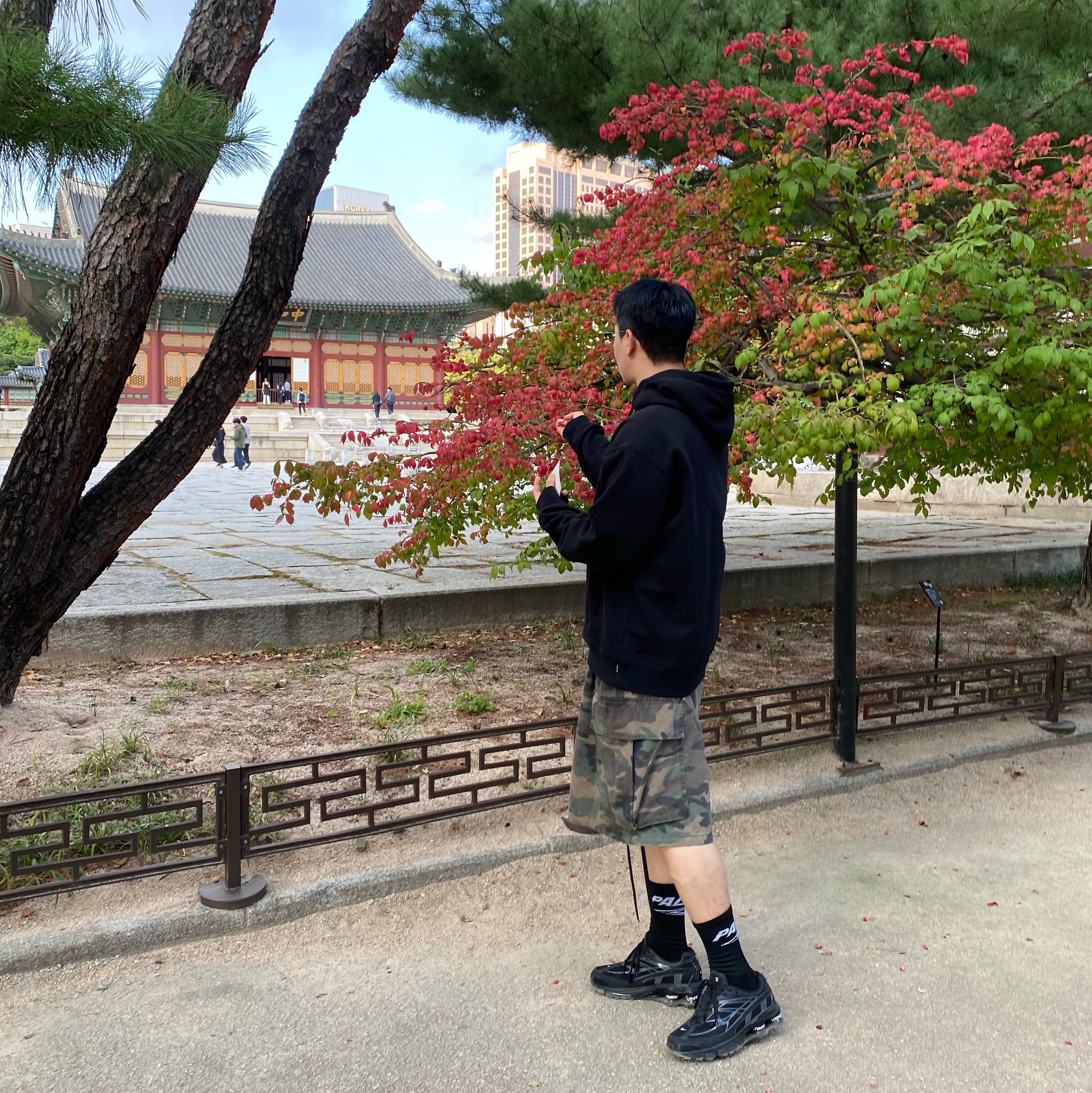 Supreme x Burberry Box Logo Hooded Sweatshirt Black - 22SS, Palace x Umbro Socks Black - 24SS 착용 스타일 - 4