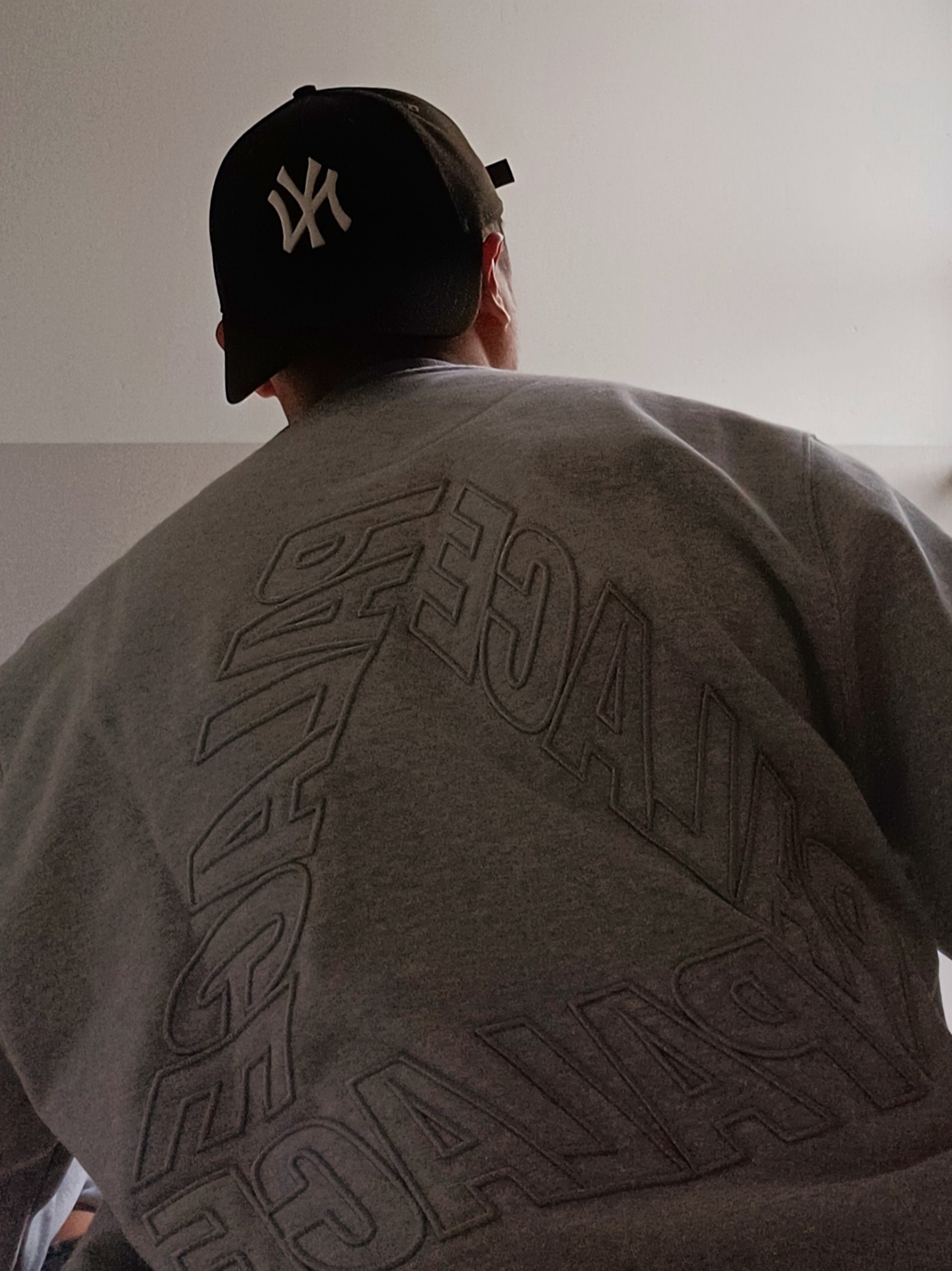 Palace Outline P-3 Crew Grey Marl - 24SS 착용 스타일