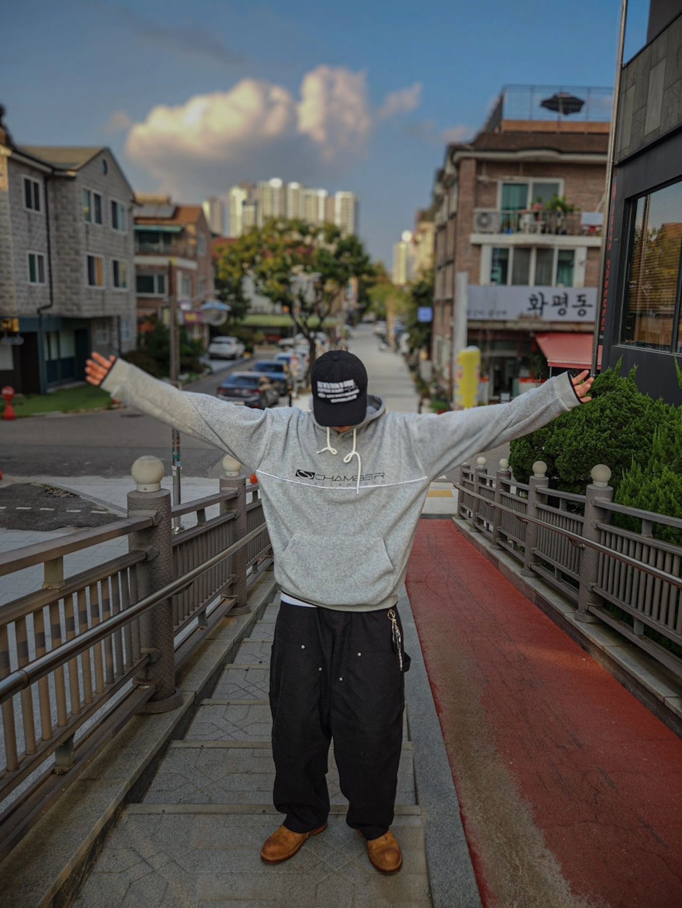 SPORT CHAMBER SC 90s Denim Shirt Blue, SPORT CHAMBER SC Flash Fleece Hoodie T-Shirt Gray 착용 스타일