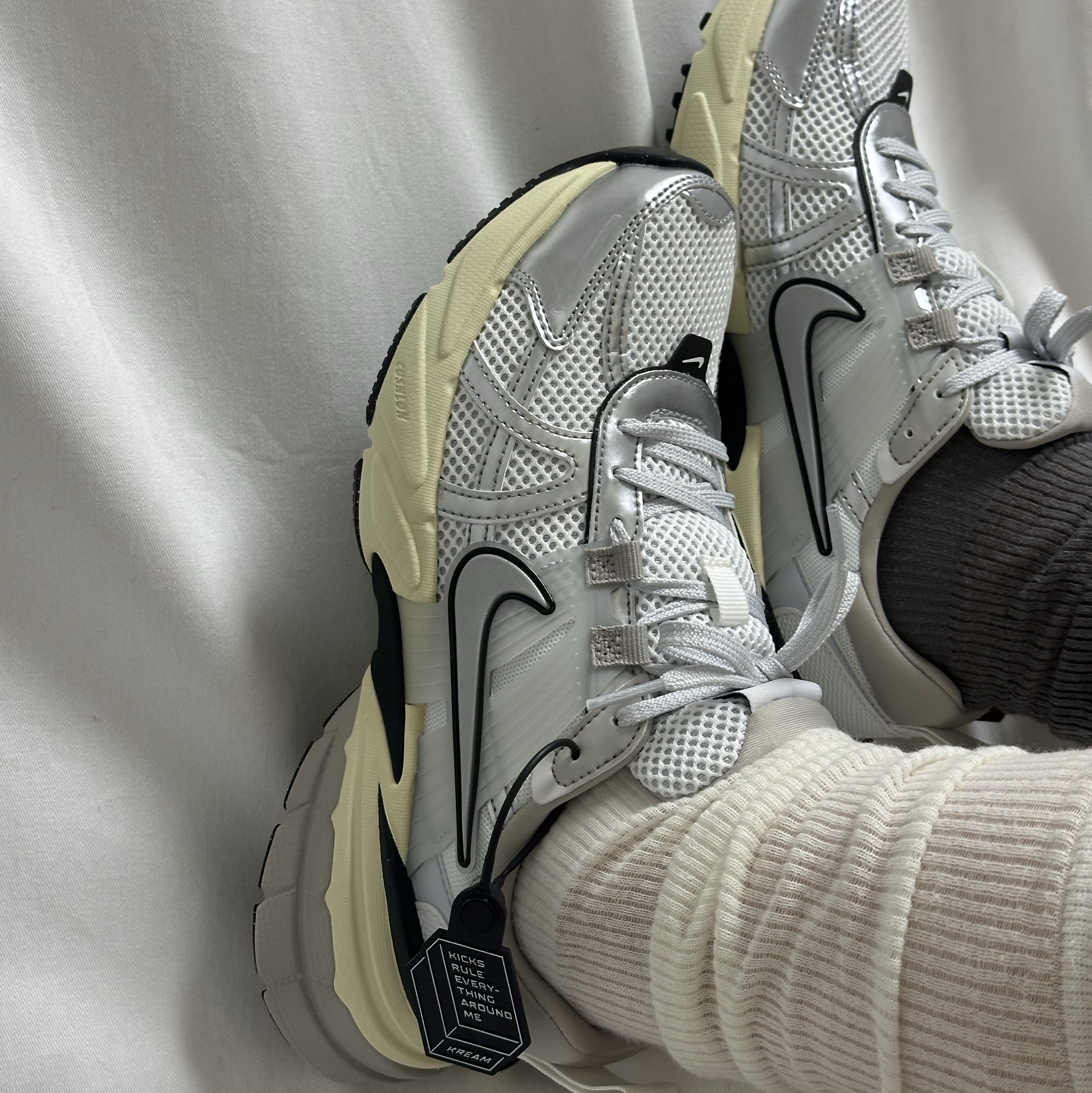 Nike V2K Run Summit White Metallic Silver 착용 스타일 - 1