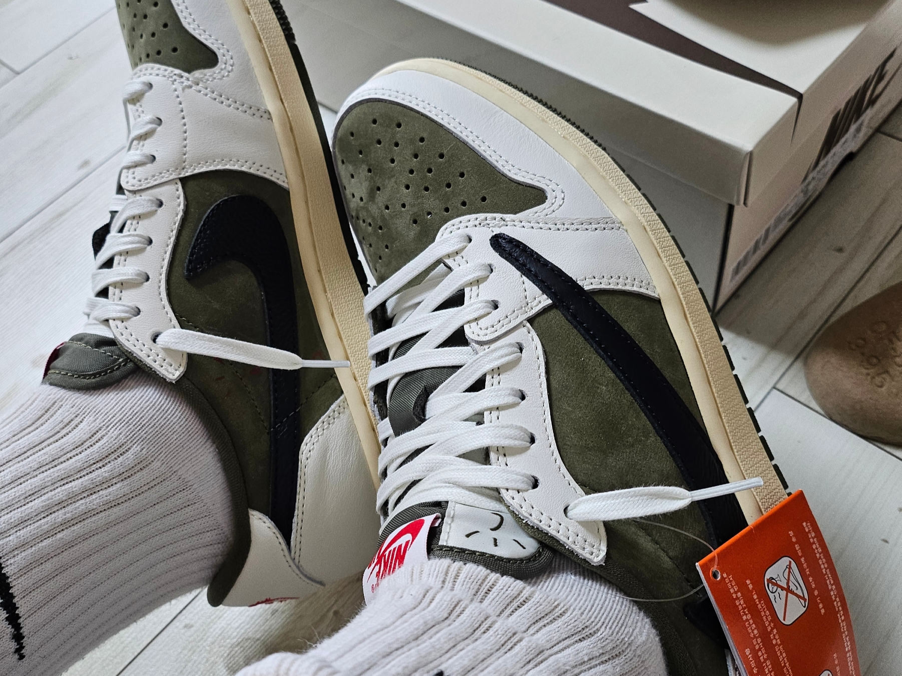 Jordan 1 x Travis Scott Retro Low OG SP Reverse Olive 착용 스타일 - 1