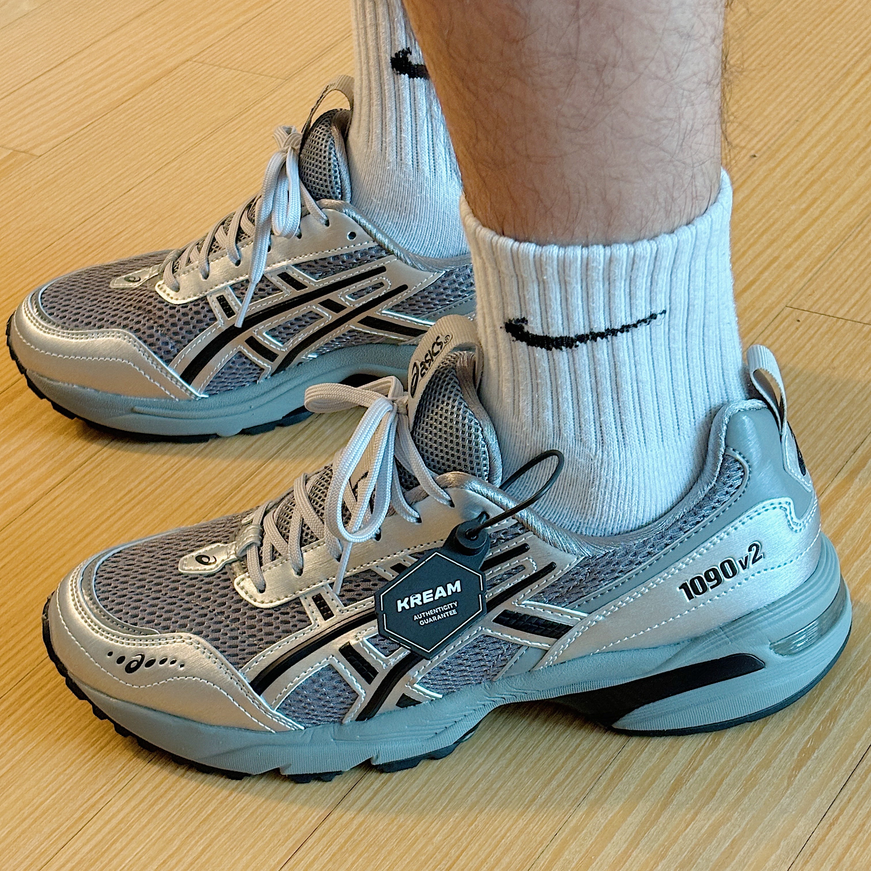 Asics x Freja Wewer Gel-1090 V2 Clay Grey Pure Silver 착용 스타일