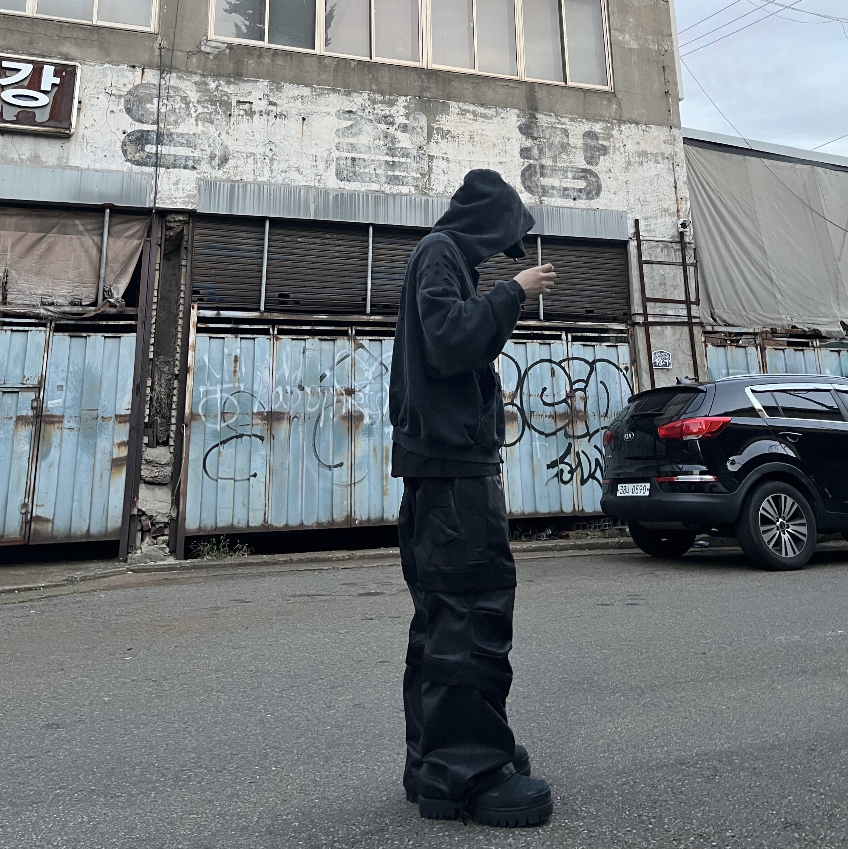 Balenciaga Combat Strike 20mm Boots Black, Farfromwhat Far Layered Work Pants Coated Black 착용 스타일 - 2