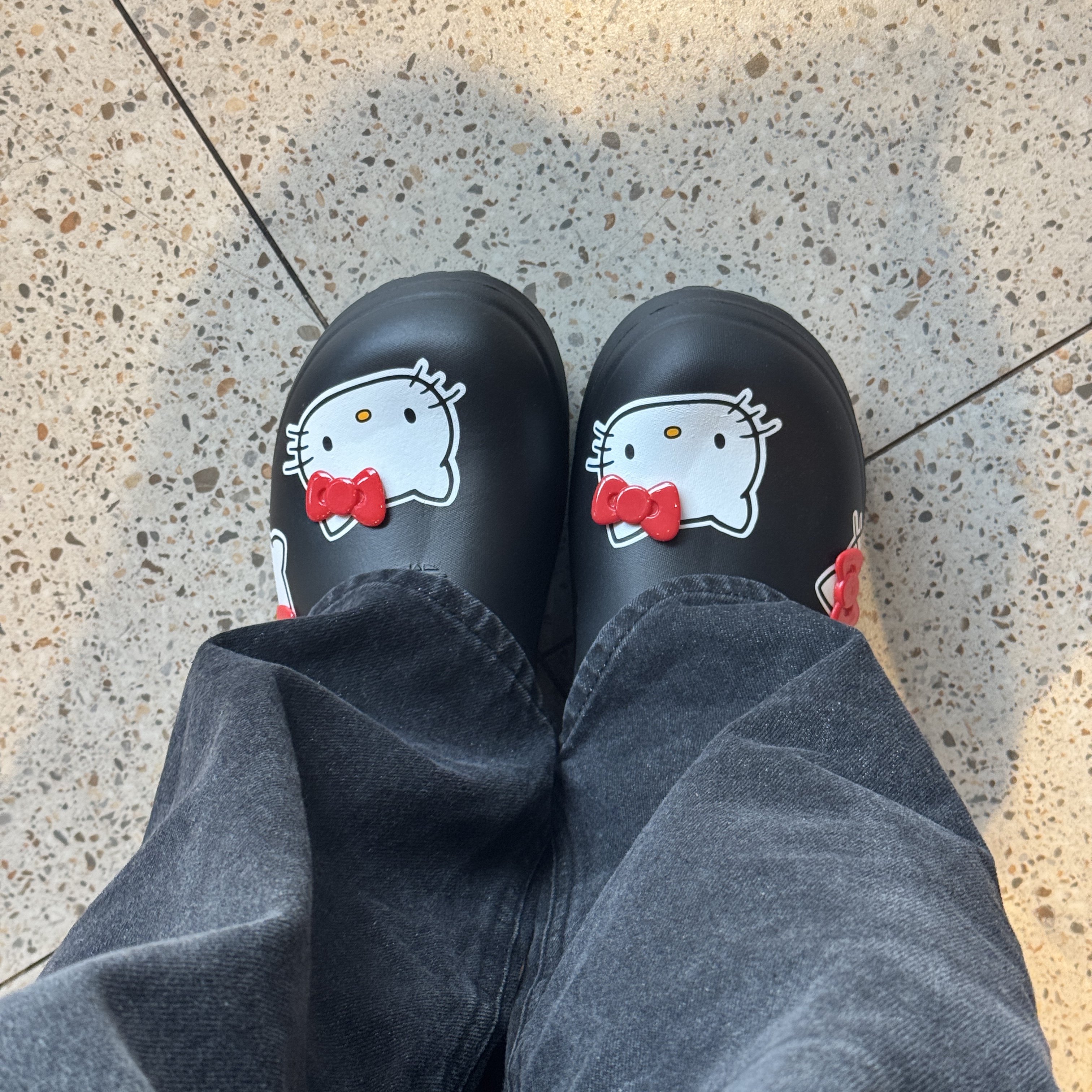 (W) Adidas x Hello Kitty Adifom Stan Smith Mules Core Black Red Cloud White 착용 스타일
