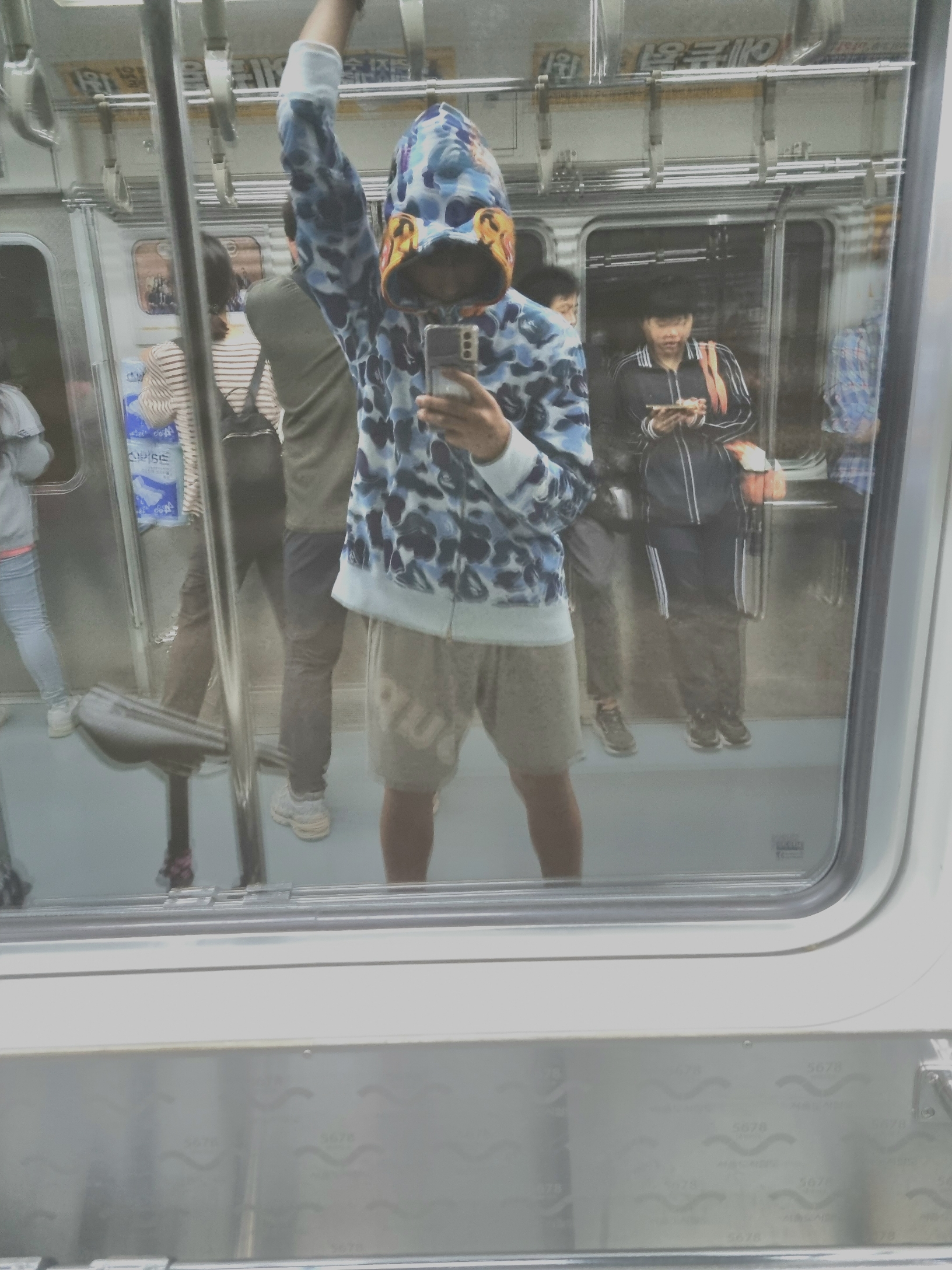 BAPE ABC Camo Tiger Full Zip Hoodie Blue, JBL TOUR ONE M2 Wireless Headphones Champagne 착용 스타일 - 1