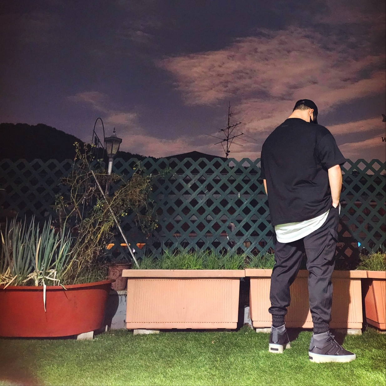 Juun.J Signature Cotton Twill Ballcap Black, Essentials Crewneck T-Shirt Jet Black - 24SS 착용 스타일 - 3