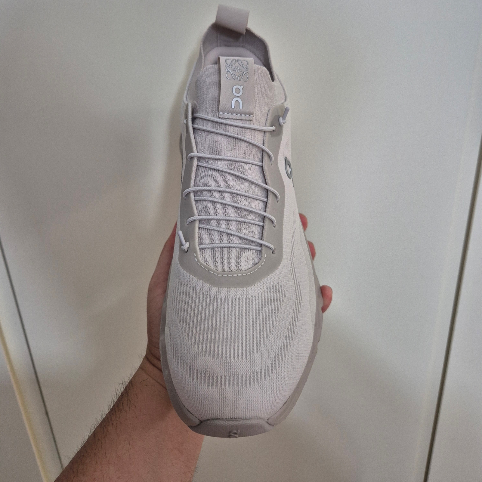 Loewe x On Running Cloudtilt Sand 착용 스타일 - 4