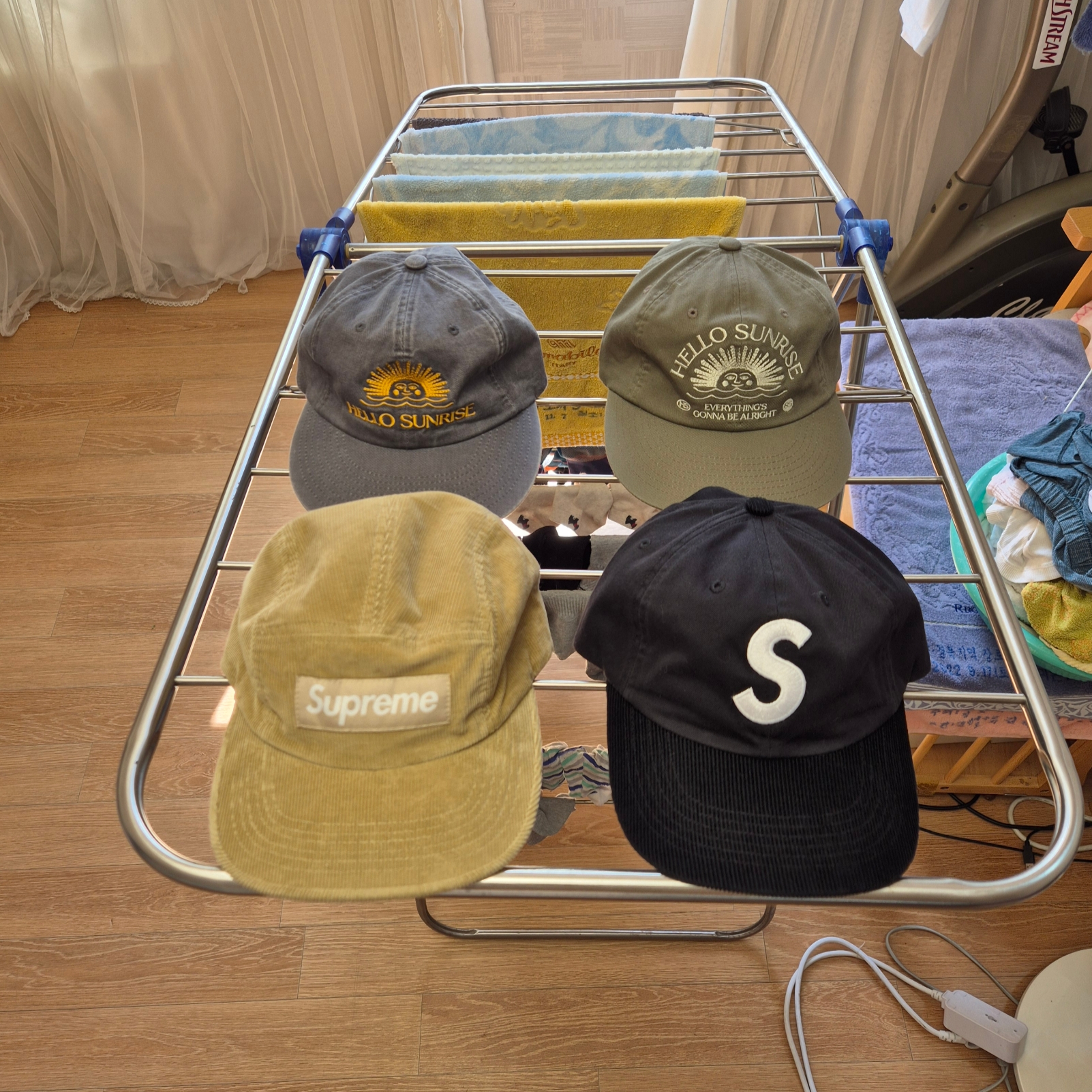 Supreme Corduroy Camp Cap Beige - 23FW, Supreme 2-Tone S Logo 6-Panel Black - 24SS 착용 스타일 - 2