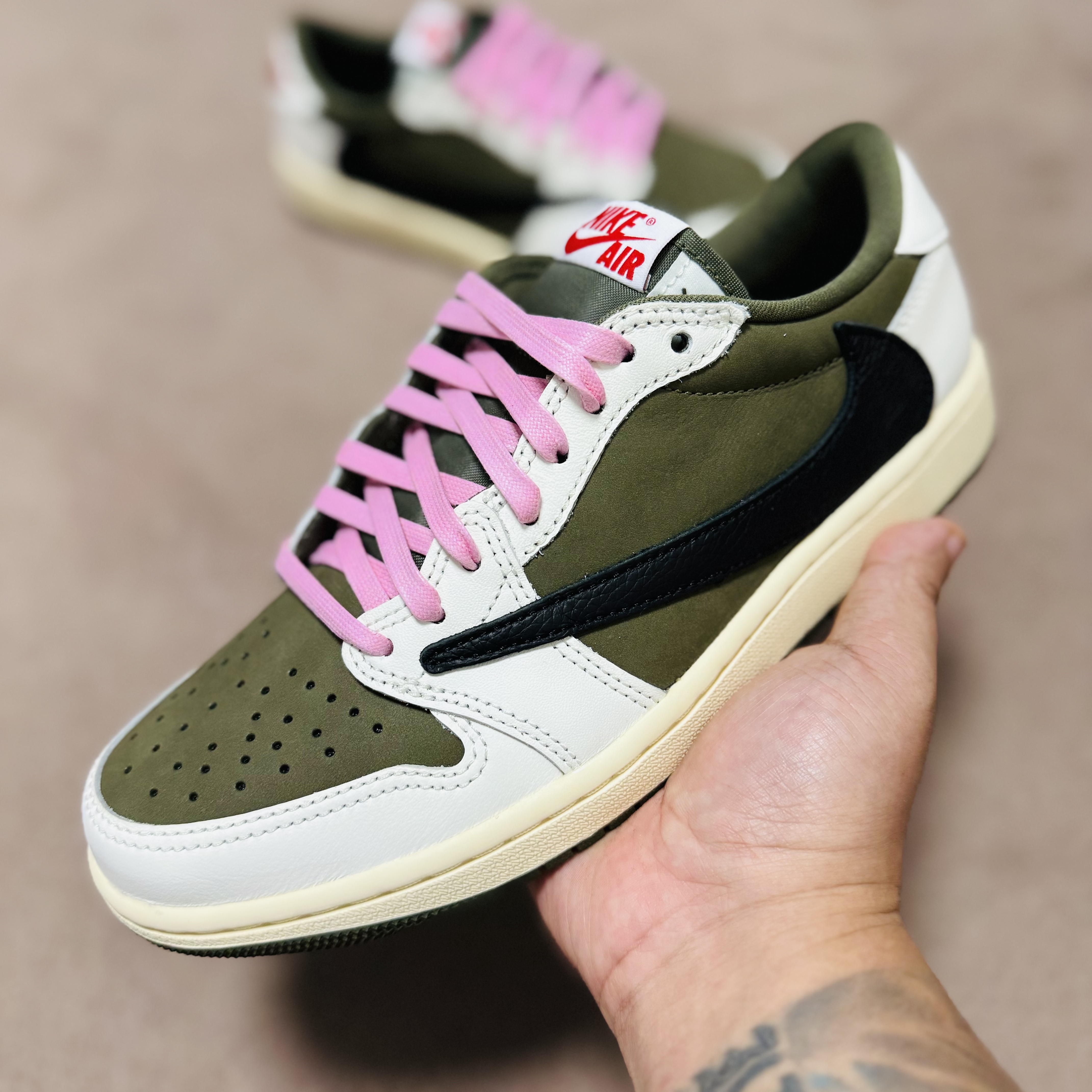Jordan 1 x Travis Scott Retro Low OG SP Reverse Olive 착용 스타일