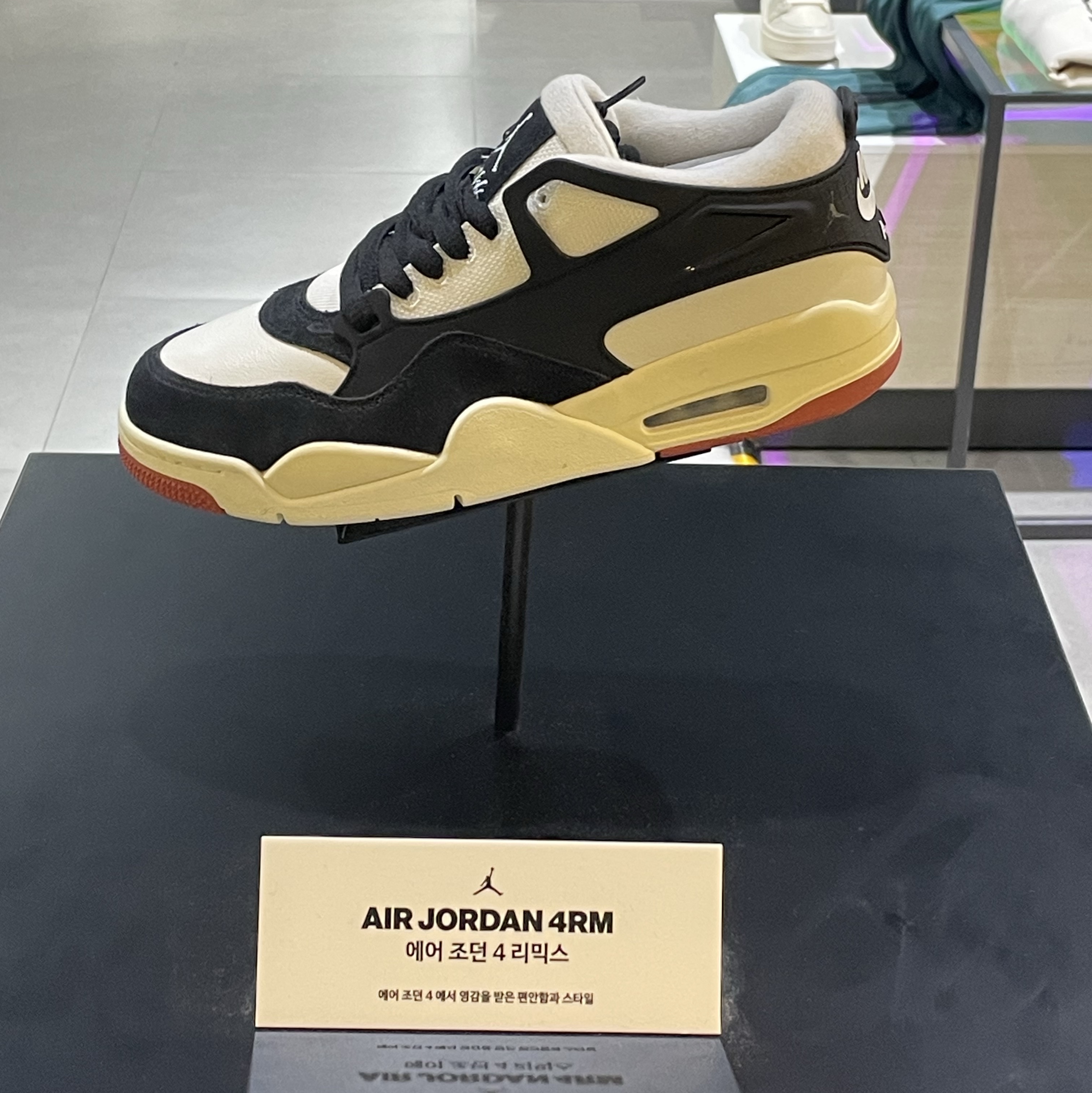 Jordan 4 RM Sail Black Canyon Rust Coconut Milk White 착용 스타일