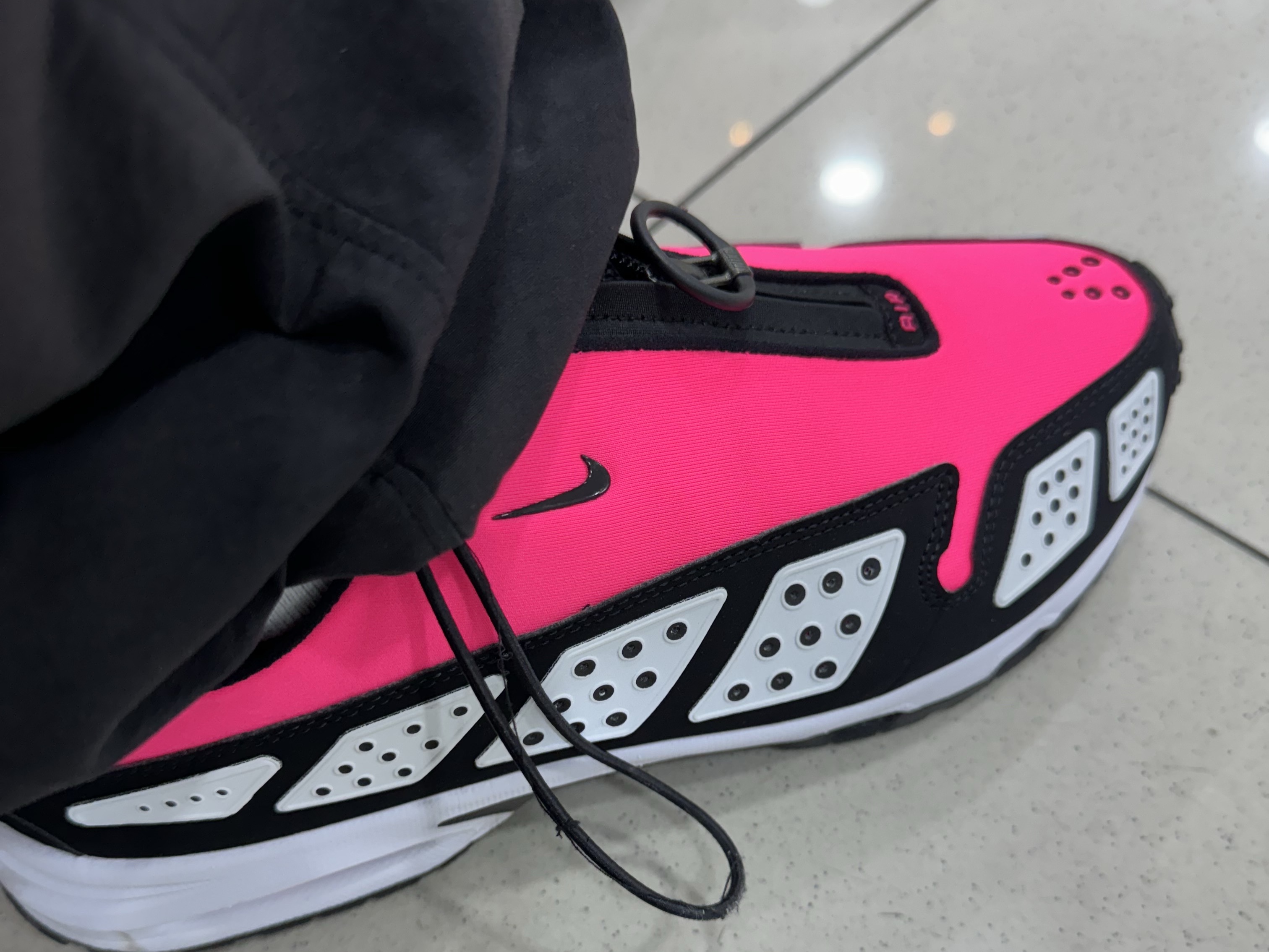 (W) Nike Air Max SNDR Hyper Pink and Black 착용 스타일