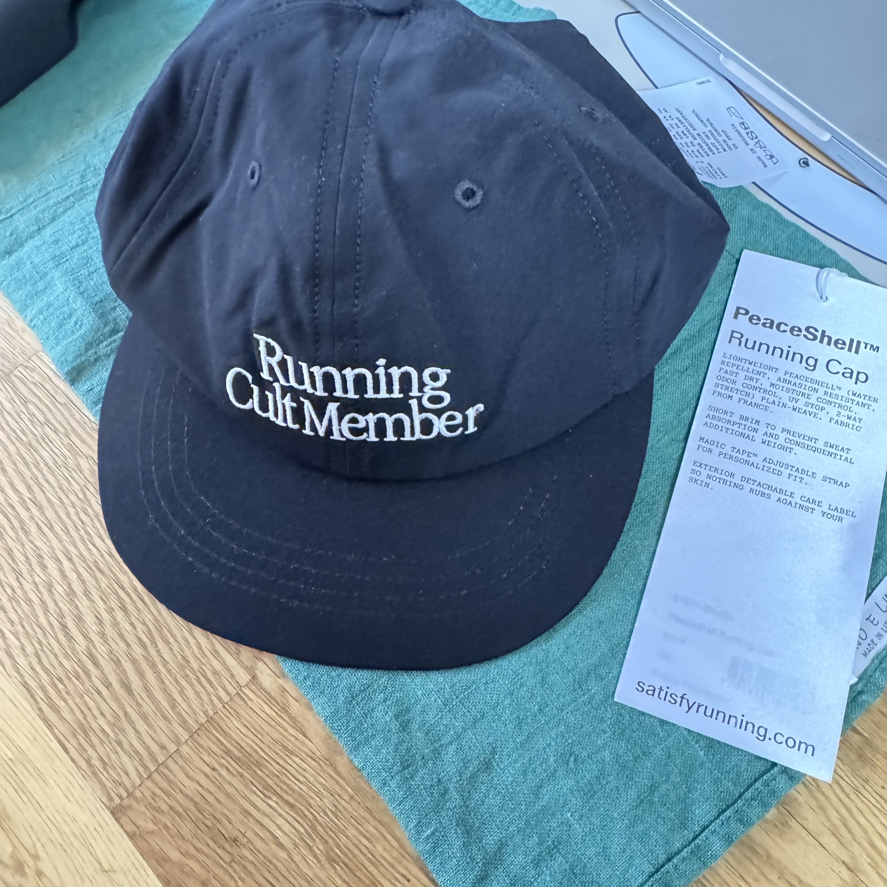 Satisfy Peaceshell Running Cap Black 착용 스타일 - 1