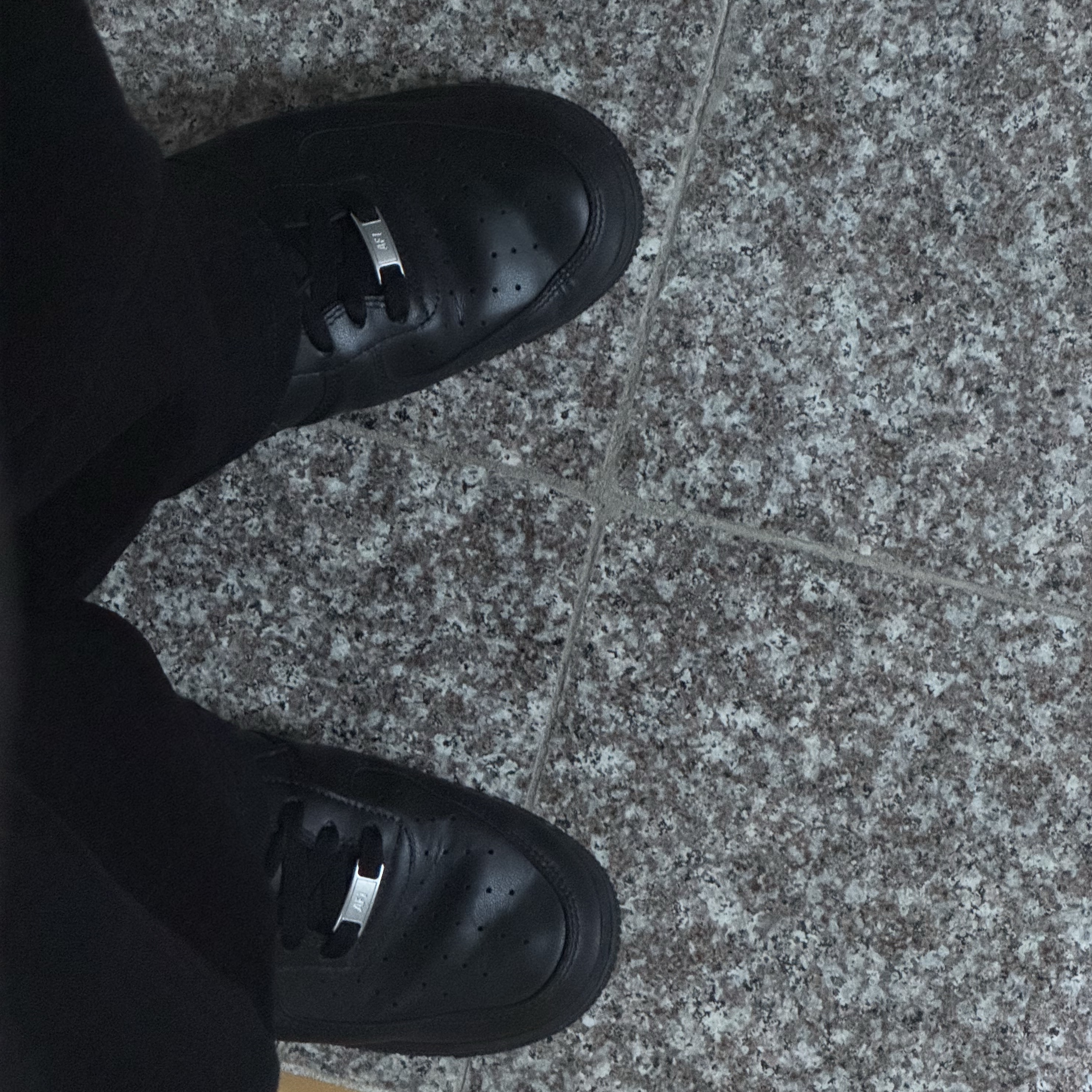 Nike Air Force 1 '07 Low Triple Black 착용 스타일