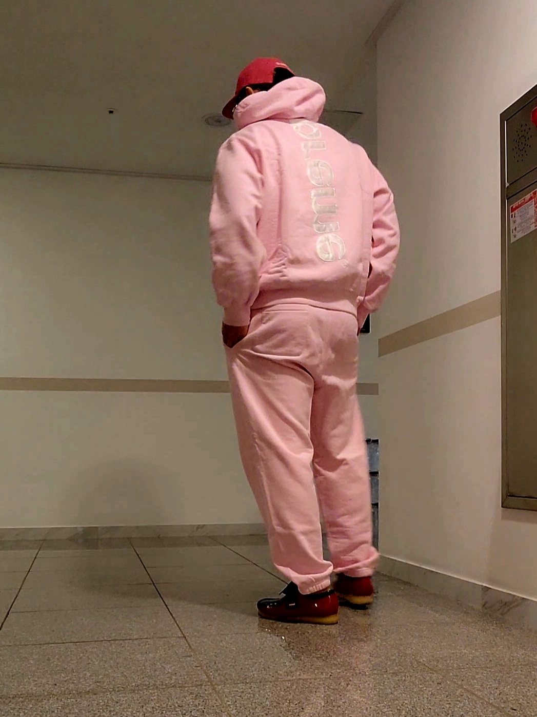 Supreme Satin Applique Hooded Sweatshirt Light Pink - 23FW, Supreme Satin Applique Sweatpants Light Pink - 23FW 착용 스타일 - 1