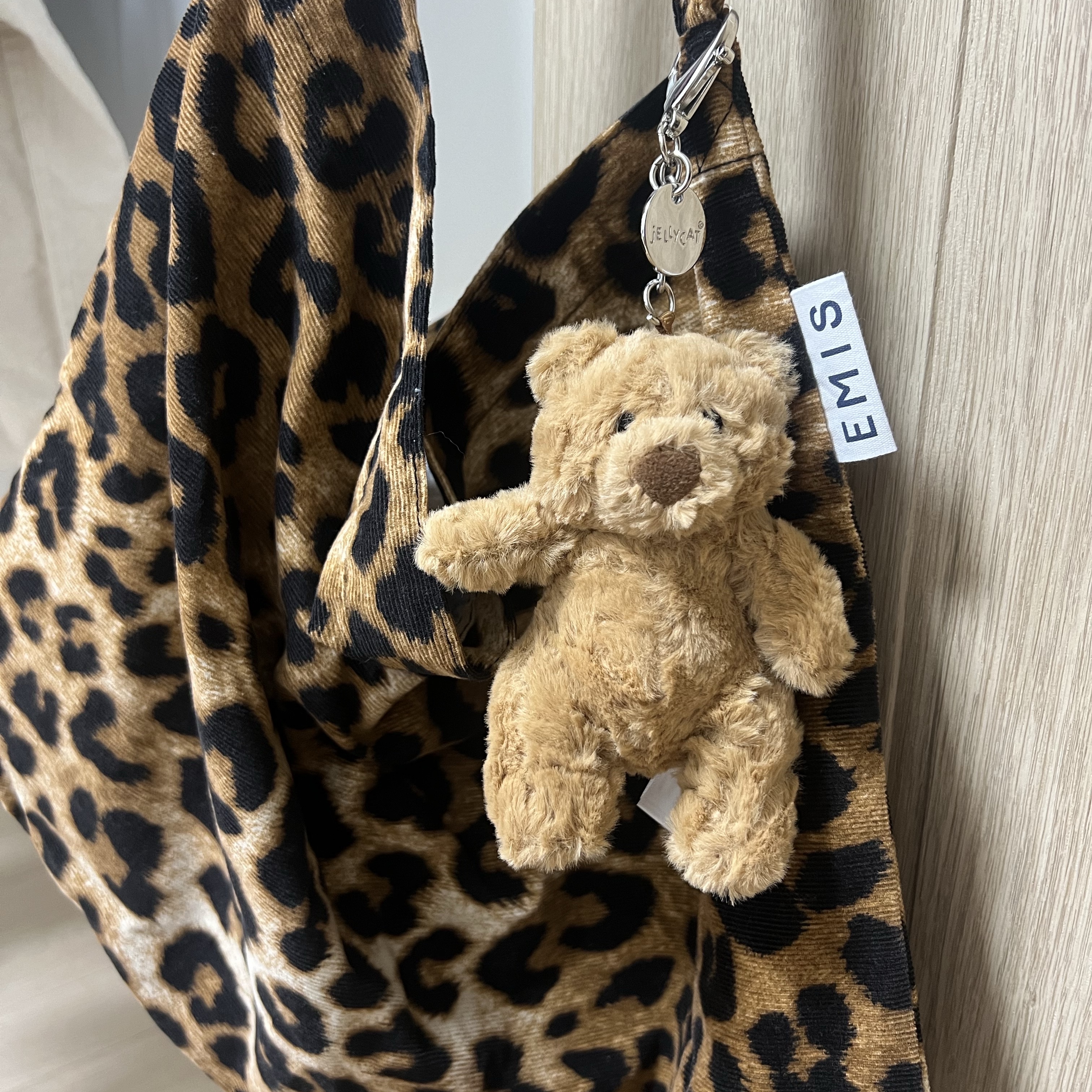Jellycat Bartholomew Bear Bag Charm Brown 착용 스타일