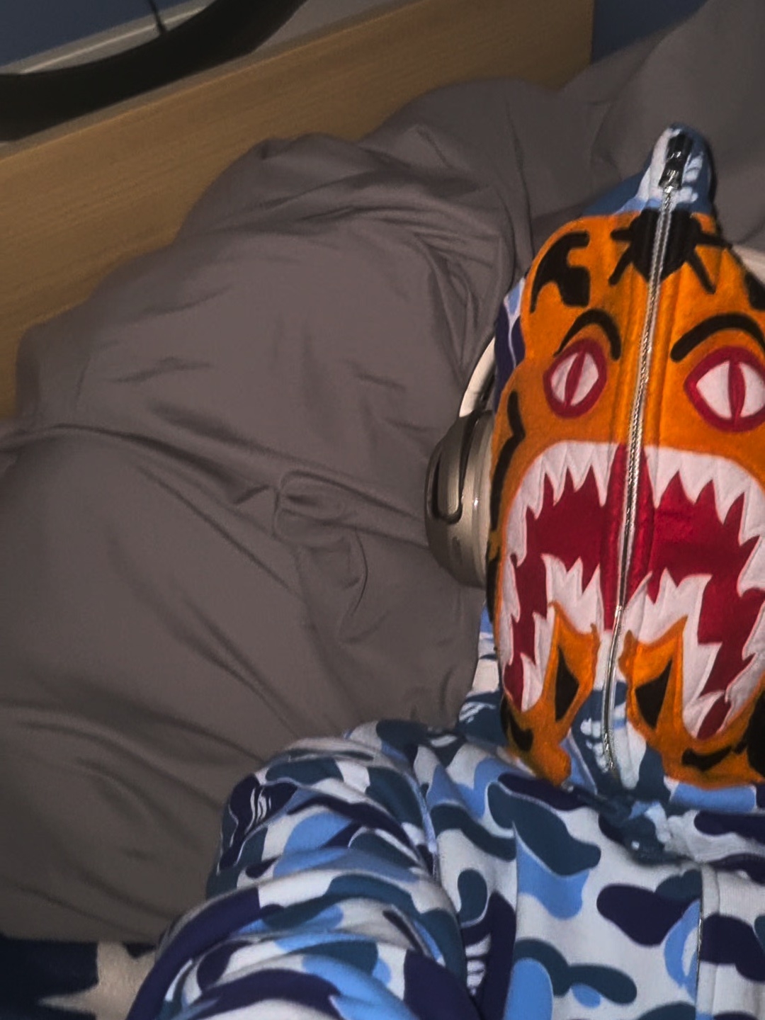 BAPE ABC Camo Tiger Full Zip Hoodie Blue, JBL TOUR ONE M2 Wireless Headphones Champagne 착용 스타일 - 2