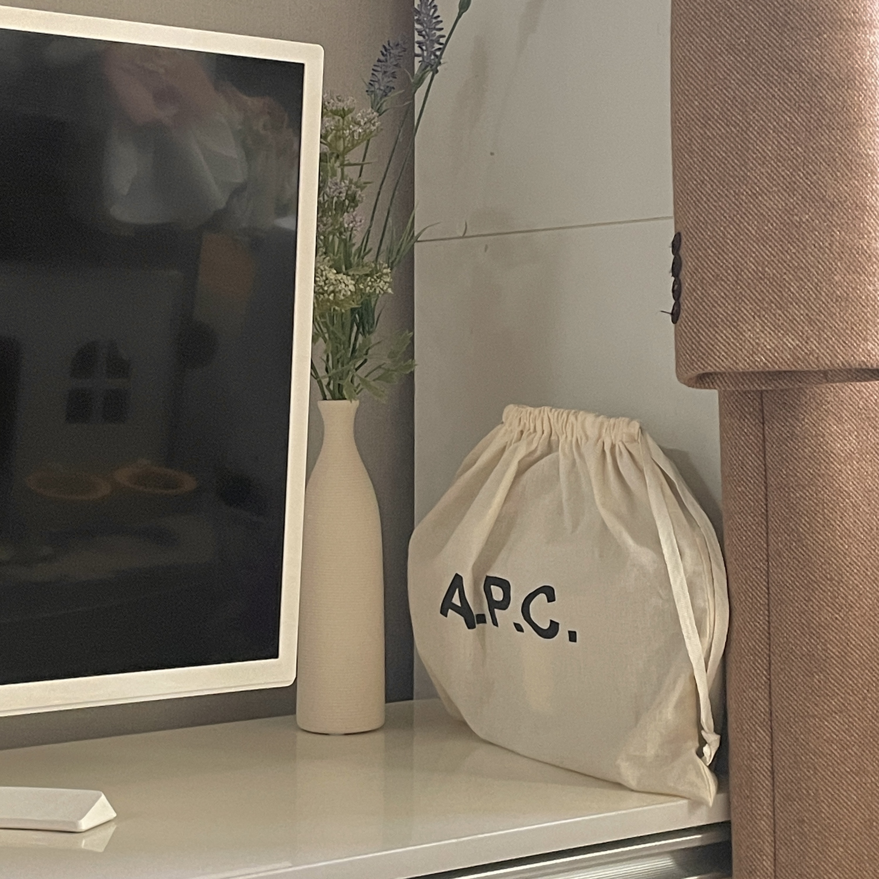 A.P.C. Grace Small Bag Nut Brown 착용 스타일 - 4
