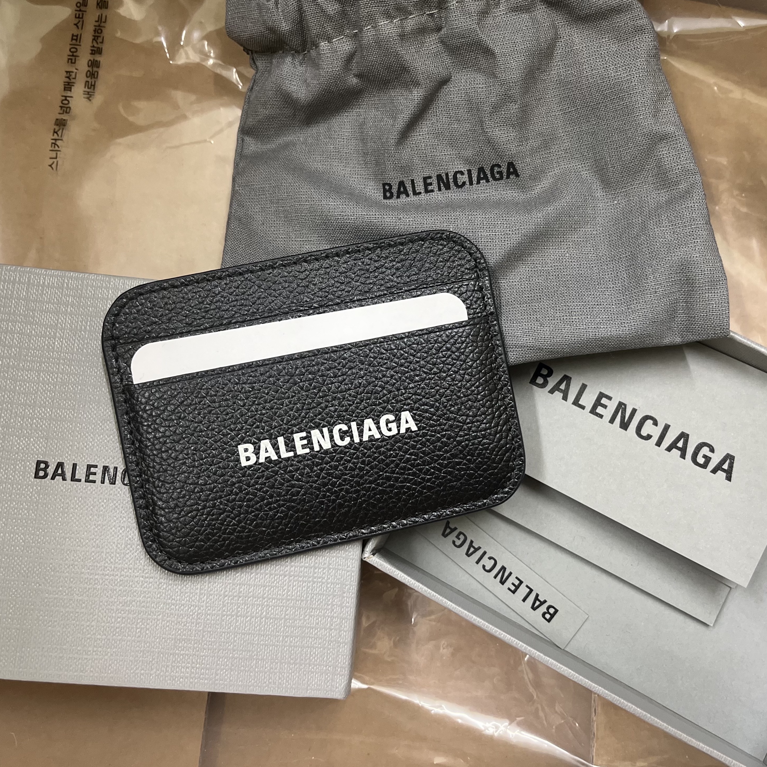 Balenciaga Grainy Leather Cash Card Holder Black 착용 스타일