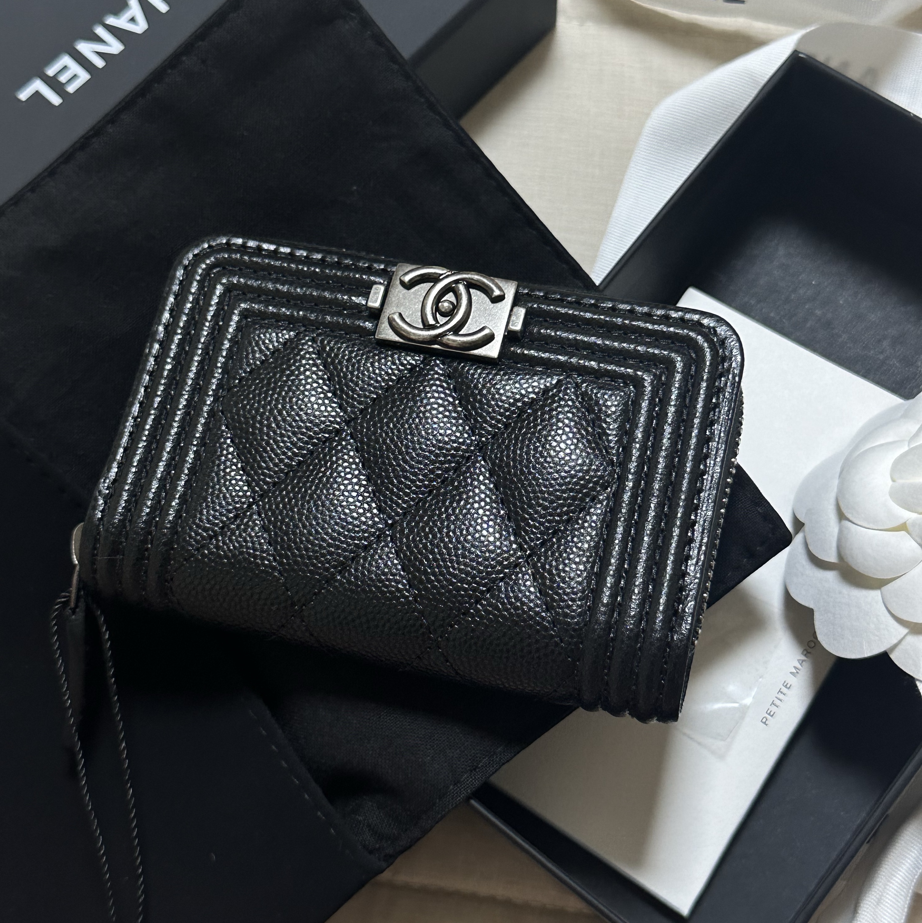 Chanel Boy Chanel Zipped Coin Purse Grained Calfskin & Ruthenium Black 착용 스타일
