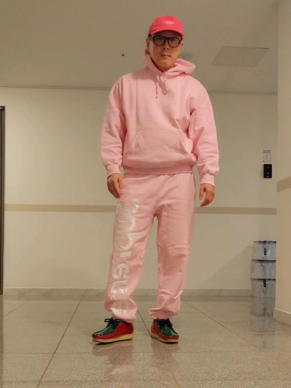 Supreme Satin Applique Hooded Sweatshirt Light Pink - 23FW, Supreme Satin Applique Sweatpants Light Pink - 23FW 착용 스타일 - 3